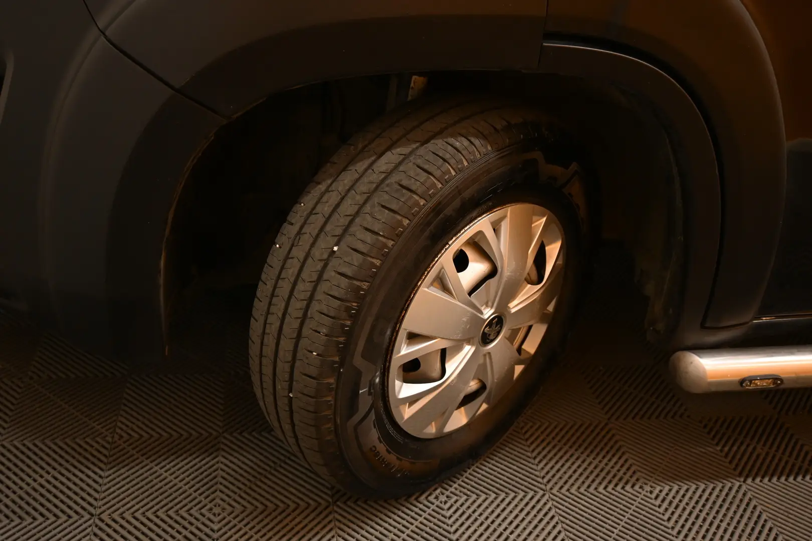 Car Image - 6jAIzXq00DfMlUkCnuwb3I