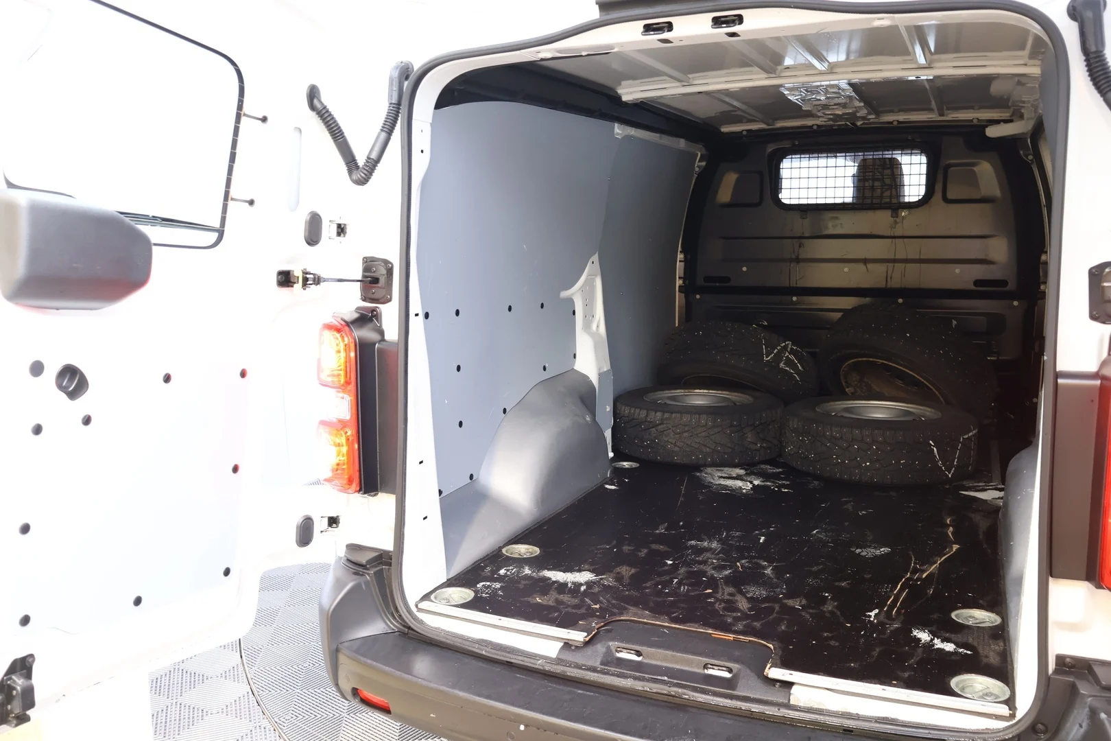 Car Image - 7AicrGbSDnw677344DfUH9