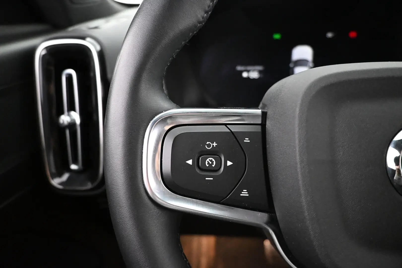 Car Image - lFNsjZot8TnNwpbwEIuYz