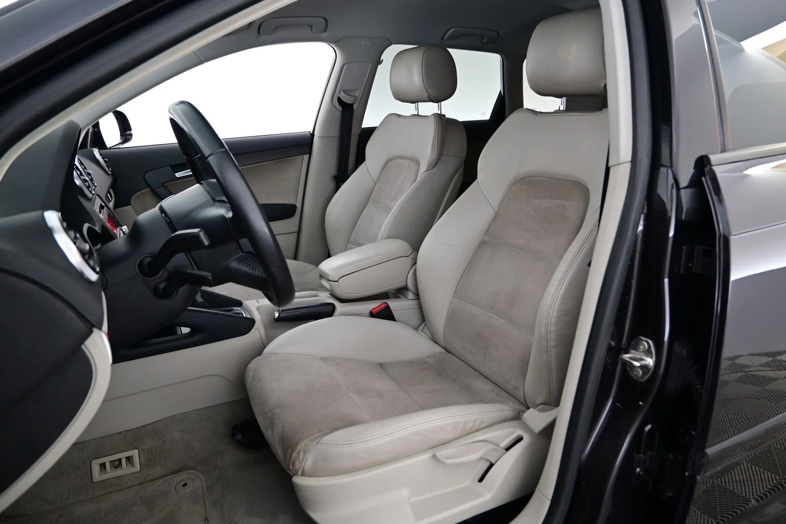 Car Image - 6D4QNfOpc7V3AVfXlB1wYA