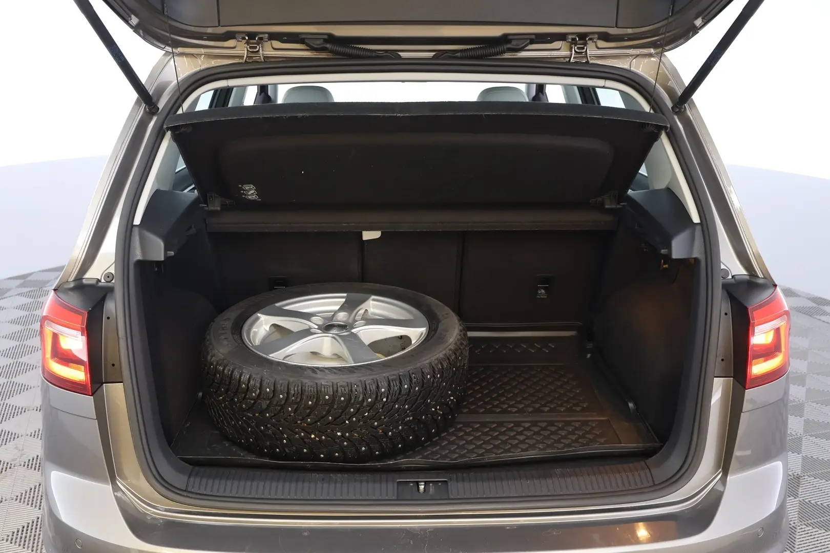 Car Image - 3pollbI9ZF05BTrbwKdpaO