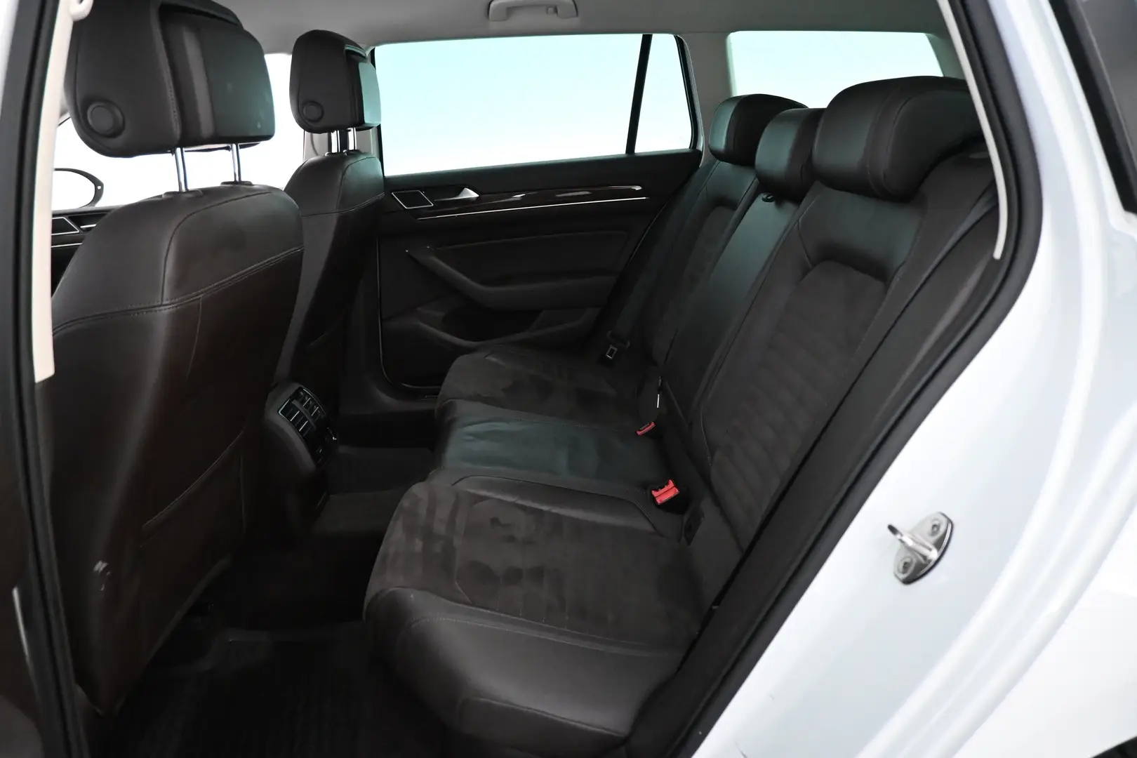 Car Image - 5WRp3vM7kTXiee2M5VPpzl