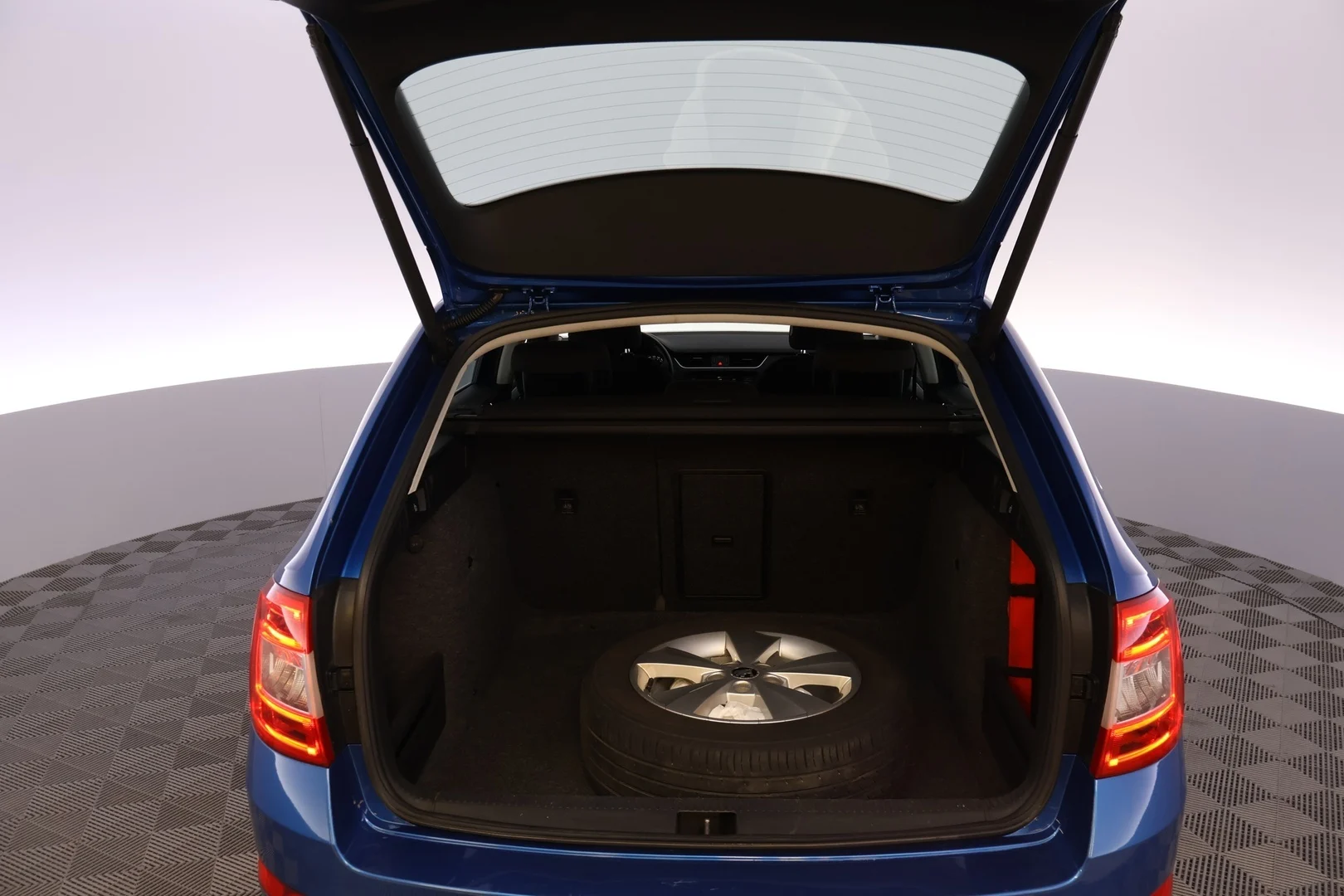 Car Image - 1KuFQjbEEaepXoIhdK35Oo
