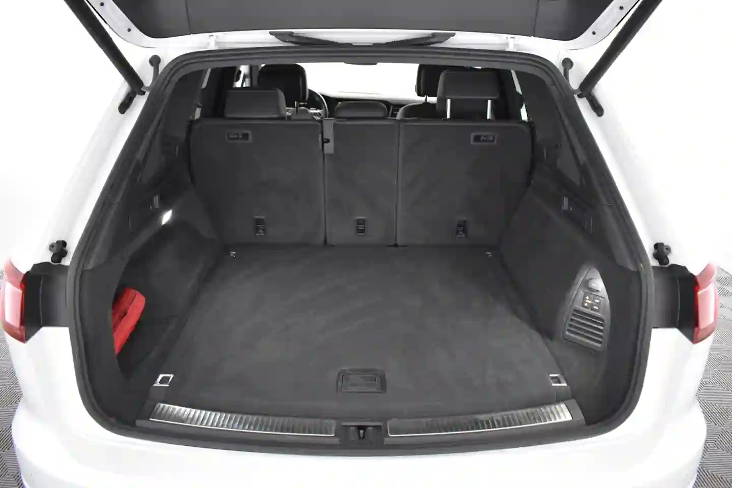 Car Image - 3XJna00QLG9JqGozEyZD39
