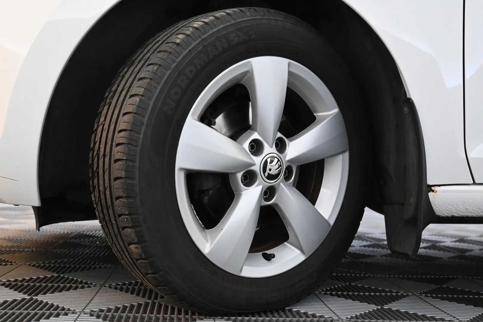 Car Image - 4F5BYQqLp1x2IHsR5lV7FD