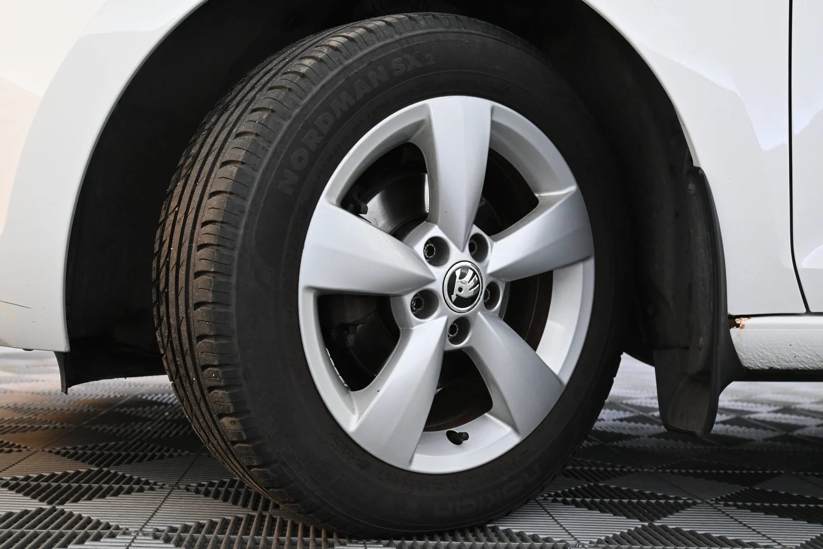 Car Image - 4F5BYQqLp1x2IHsR5lV7FD
