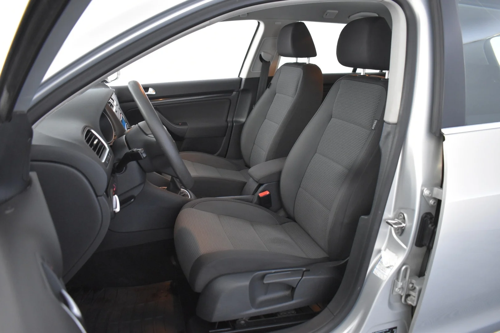 Car Image - 2zyiy1cli5QgAD4EVd4WIl