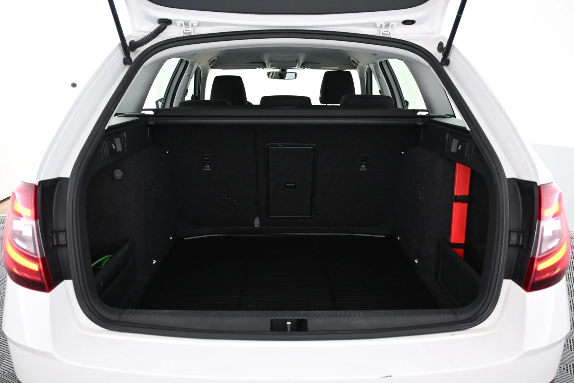 Car Image - 7xyXTemRP8voErcYr3Nb2X