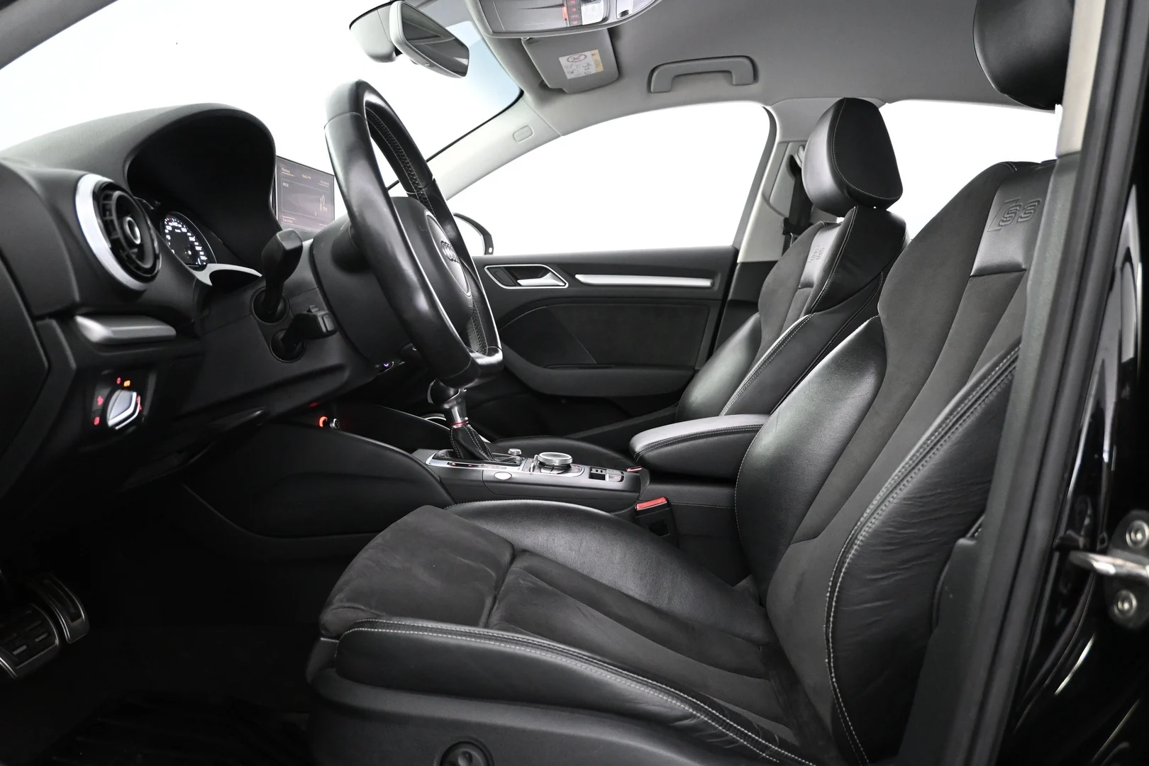 Car Image - ZnHFr1oIEcO2APLem1ijX