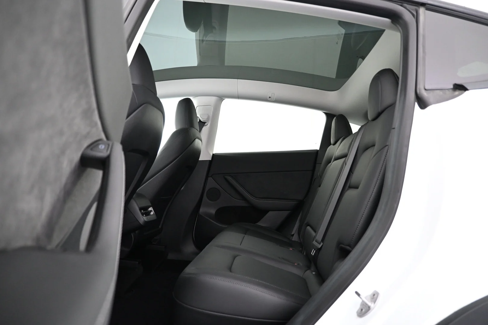 Car Image - 2iOOHCR2fNRnmUWcoJ4E7J