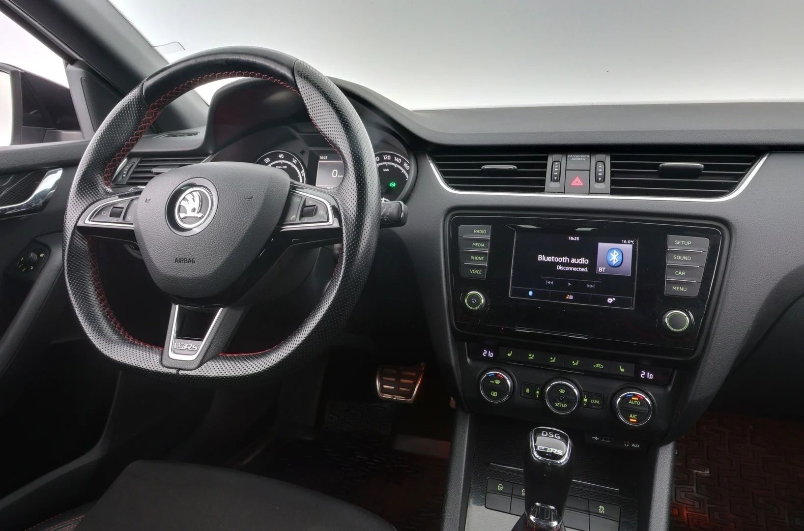 Car Image - dXYF3UzpEi1I6avoTLxot