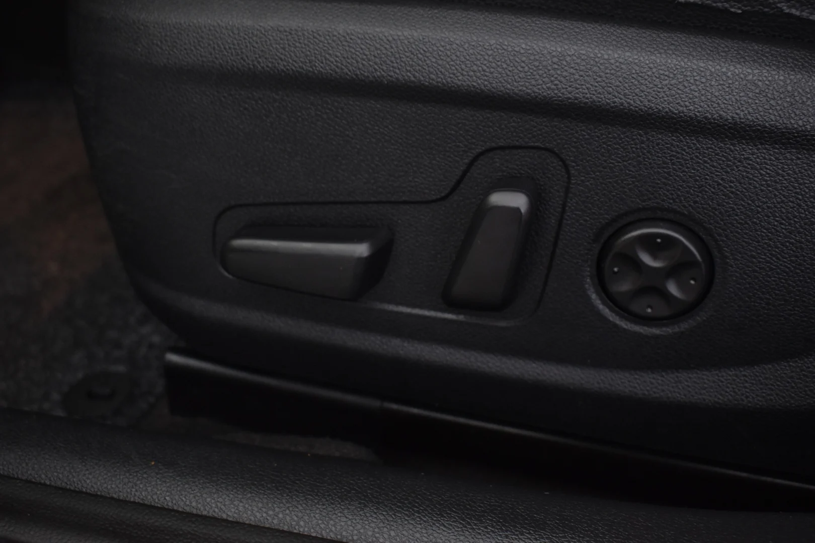 Car Image - 63sDiruQN9E2h88ctRZIrV