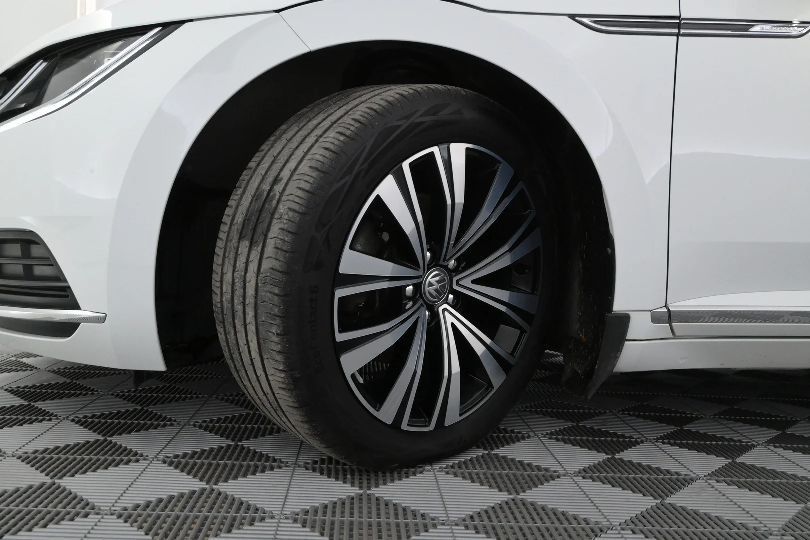 Car Image - 2uSetRmLrhgu4jQWtjDbEV