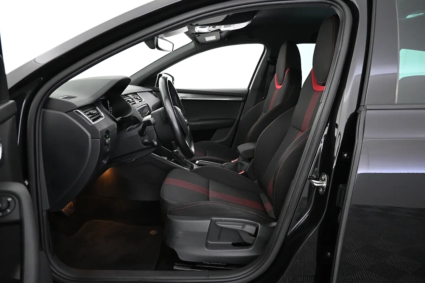 Car Image - 3i5Vgvp69GSWuHg4r5wggc