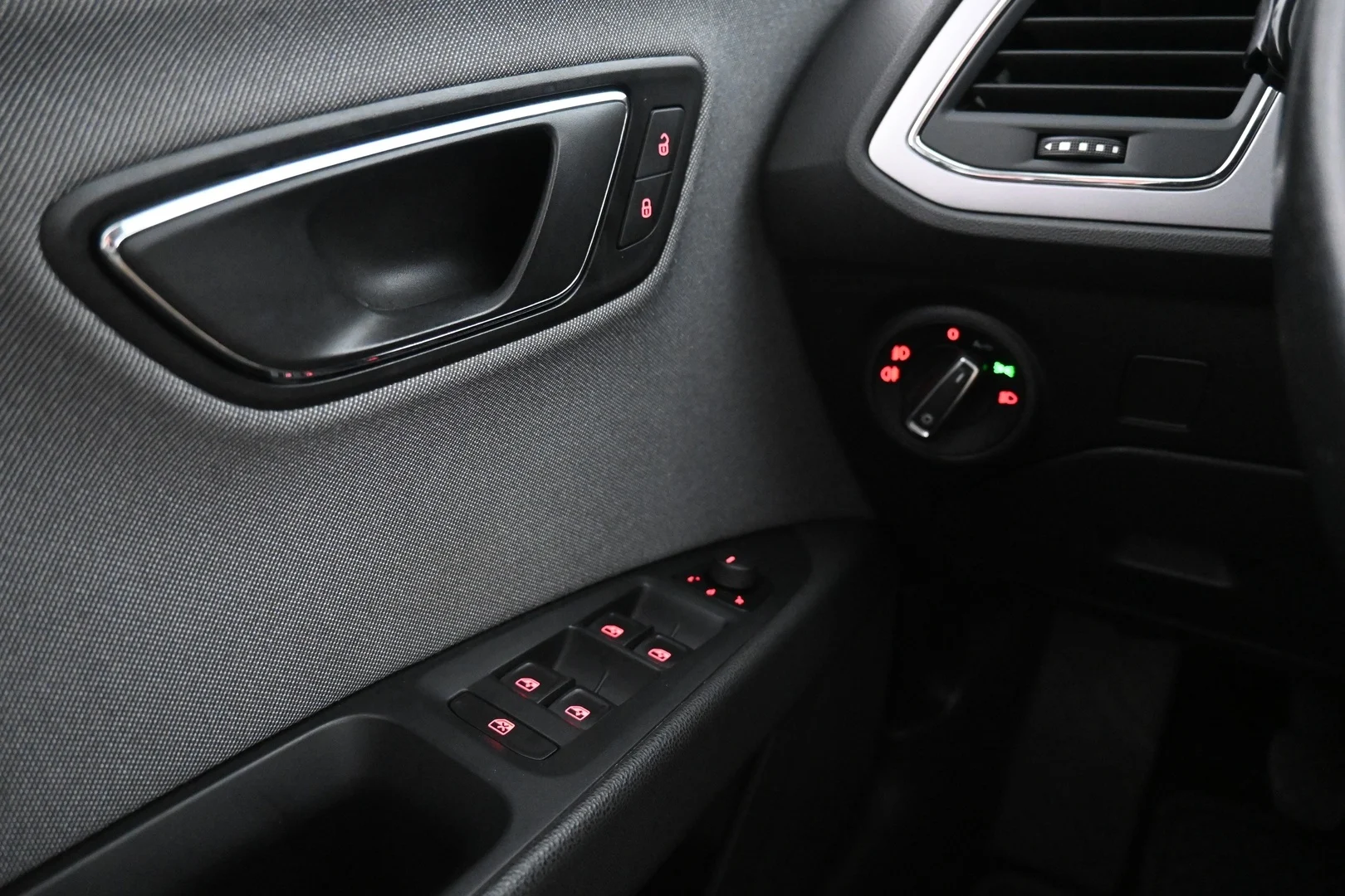 Car Image - 3LmXBJKVWY0RMYwIldJ1TZ