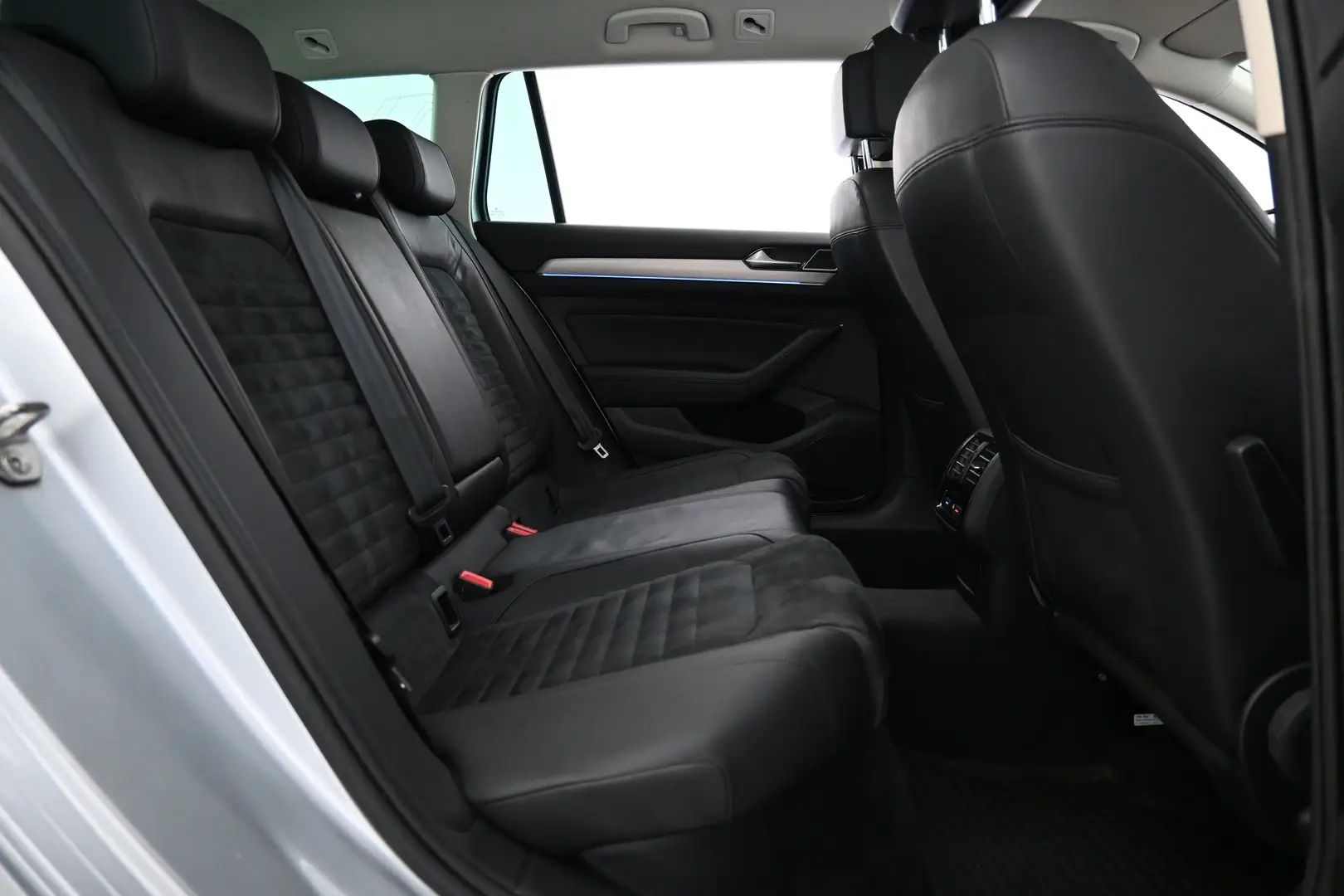 Car Image - 3Kfiu7oIfEuxYT8KgYBhAZ
