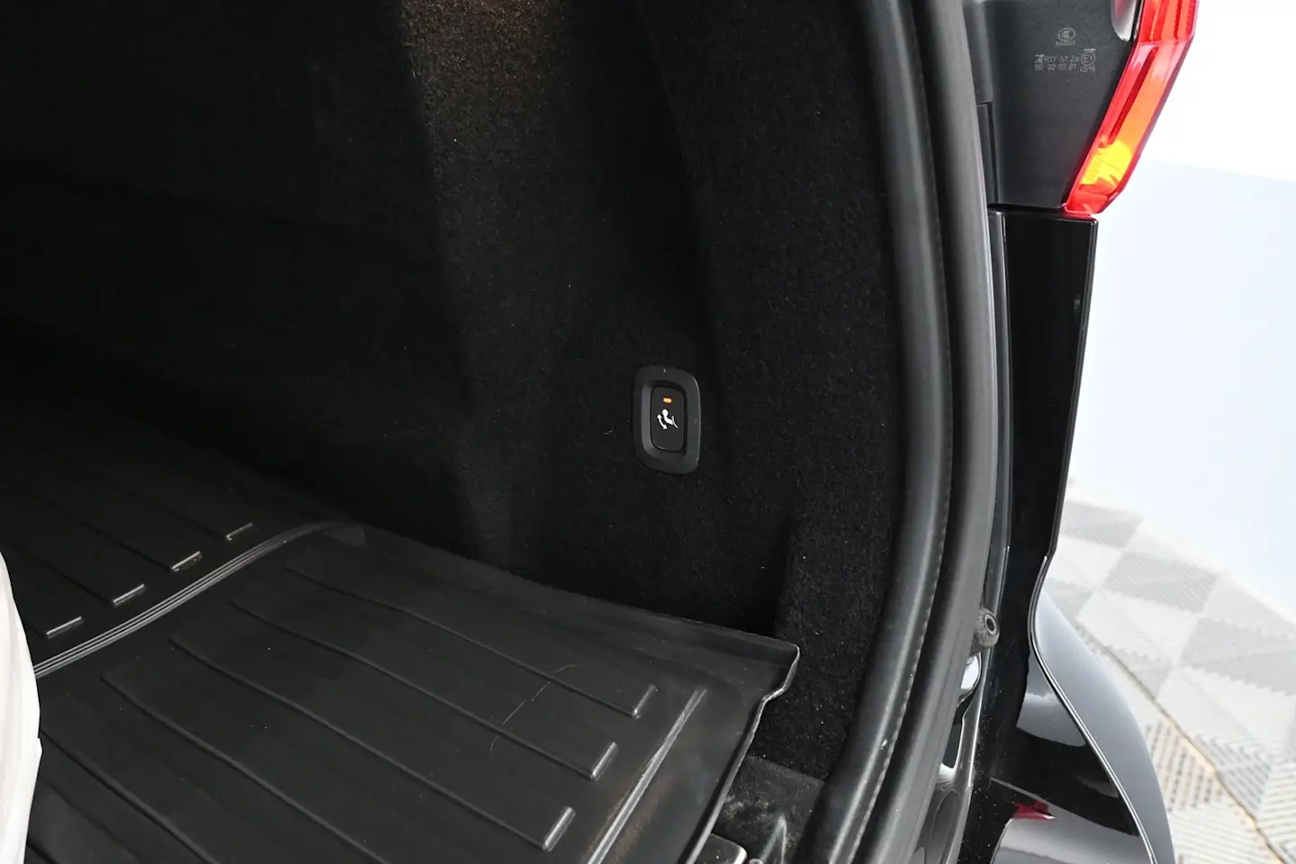 Car Image - 6WPo8wtjN9d2AjtzPdDnZd