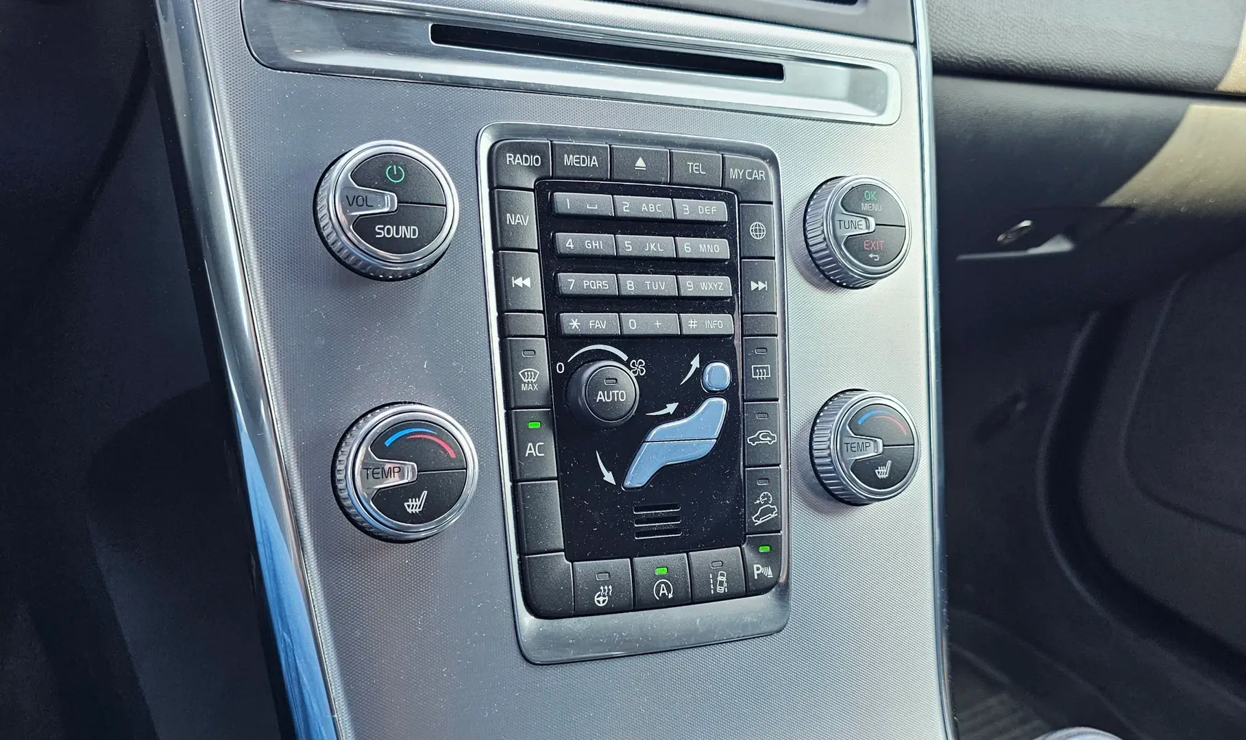 Car Image - 10xAxQ6xuIXrx5H3T326ra