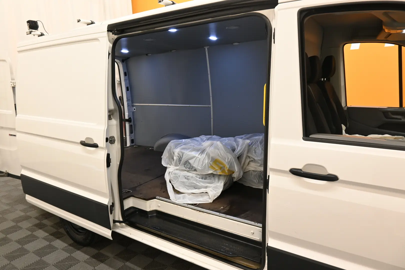 Car Image - 2mHVyWxotyuWy5bZ4BLs4a