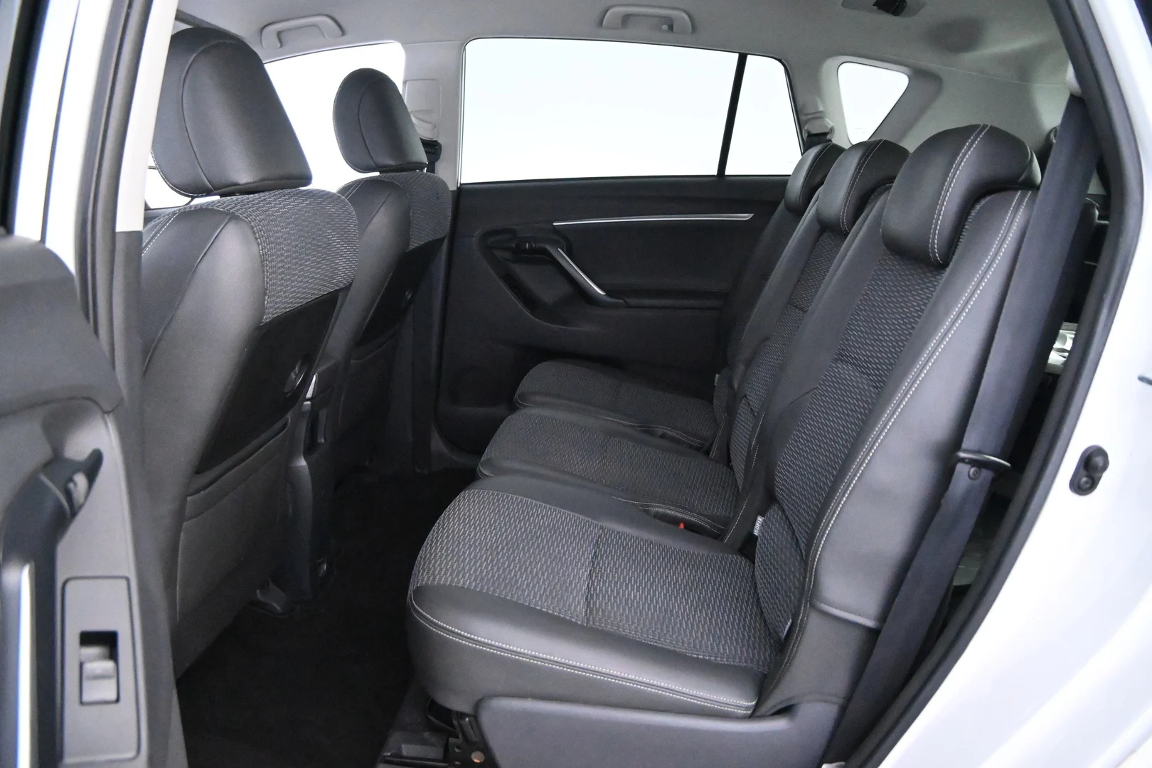 Car Image - 4xOVtSgMLuxktAIE0o2Vfn