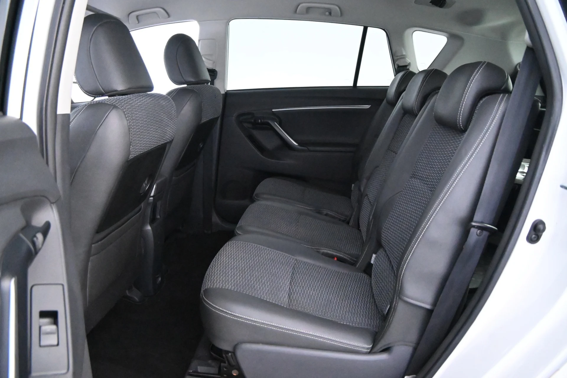 Car Image - 4xOVtSgMLuxktAIE0o2Vfn