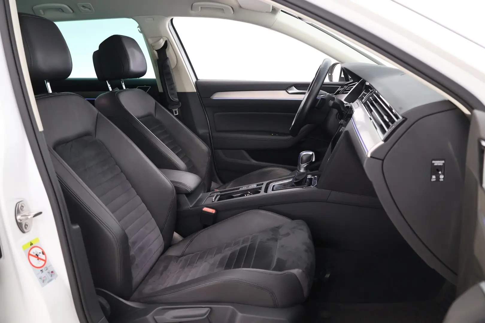 Car Image - lBR5ESRuWylDzrfegbe4F