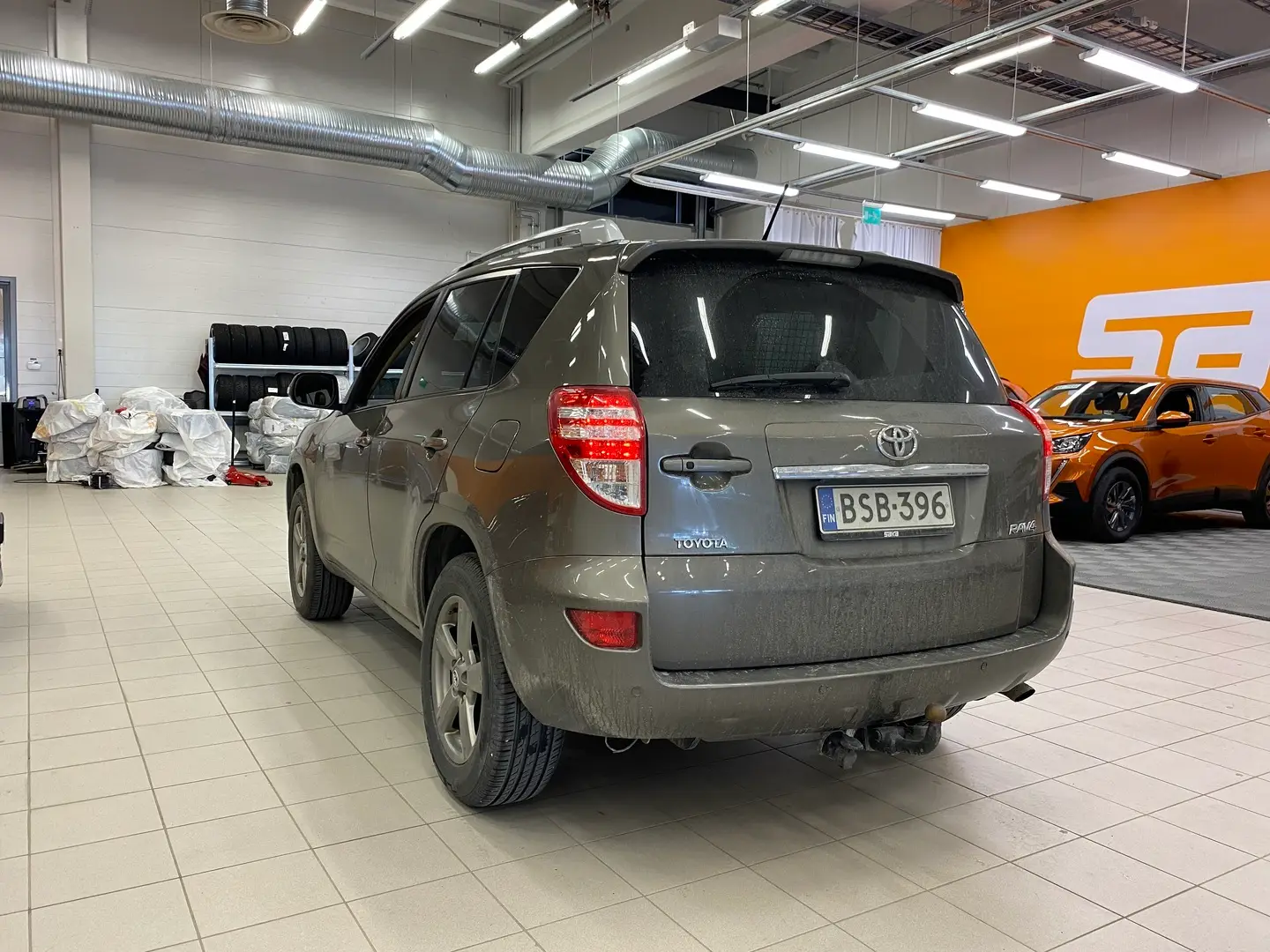 Car Image - 4E22129KA1hz0UTYBUvDDm