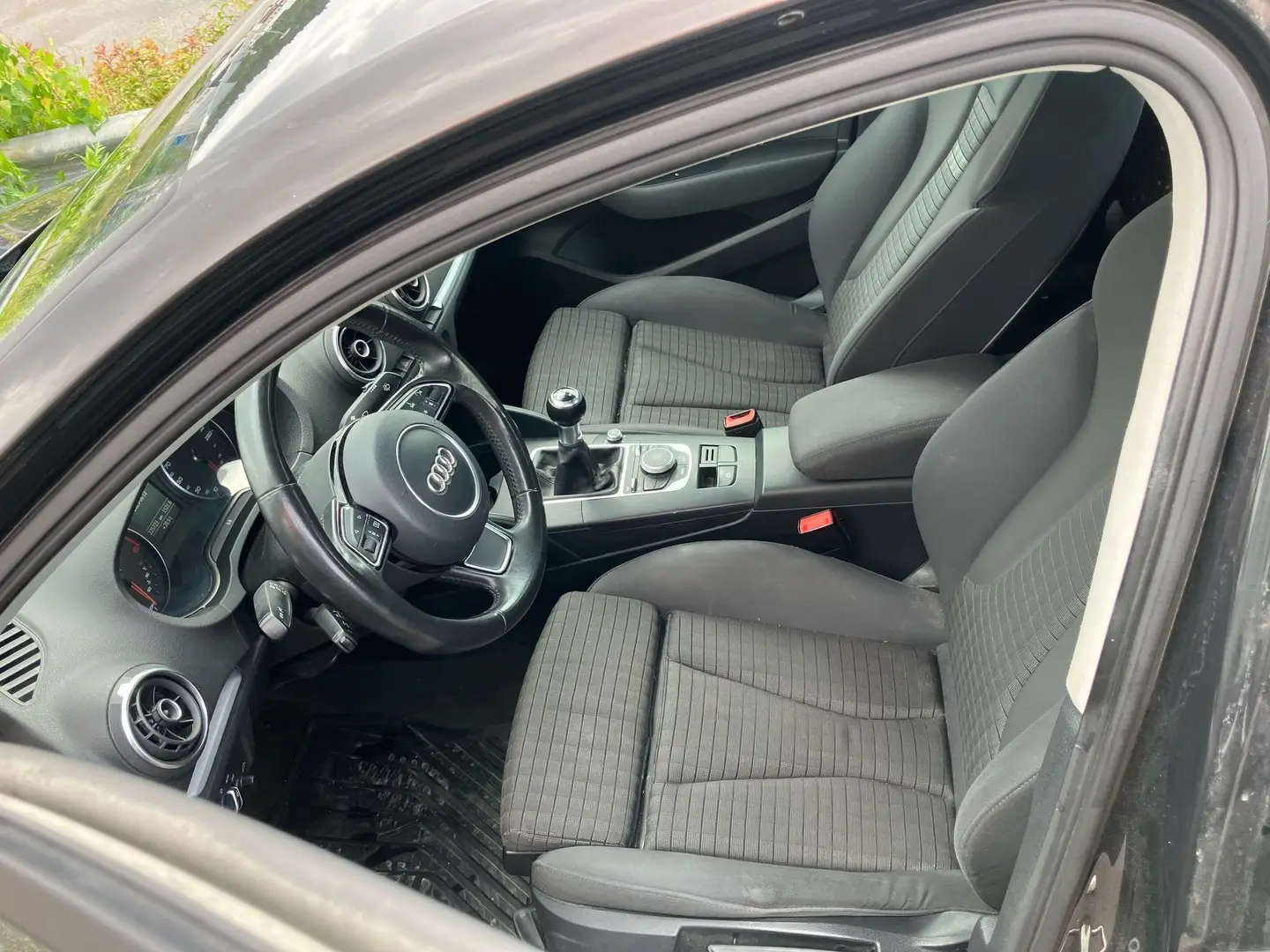 Car Image - REQR45s2q8q7ytJChAu4W