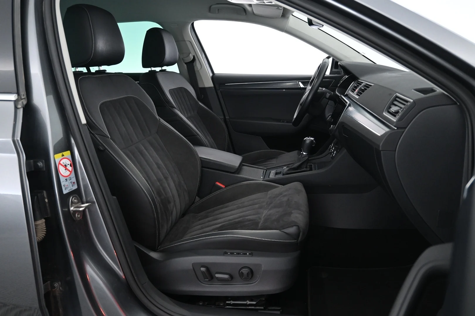 Car Image - VleohPMfyjKwJ2wKS0iys