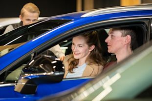 Etsitkö hyvää autoa aloittelevalle kuljettajalle? Löydä täydellinen ensimmäinen ajoneuvo – Sakalta löydät laajan valikoiman autoja.