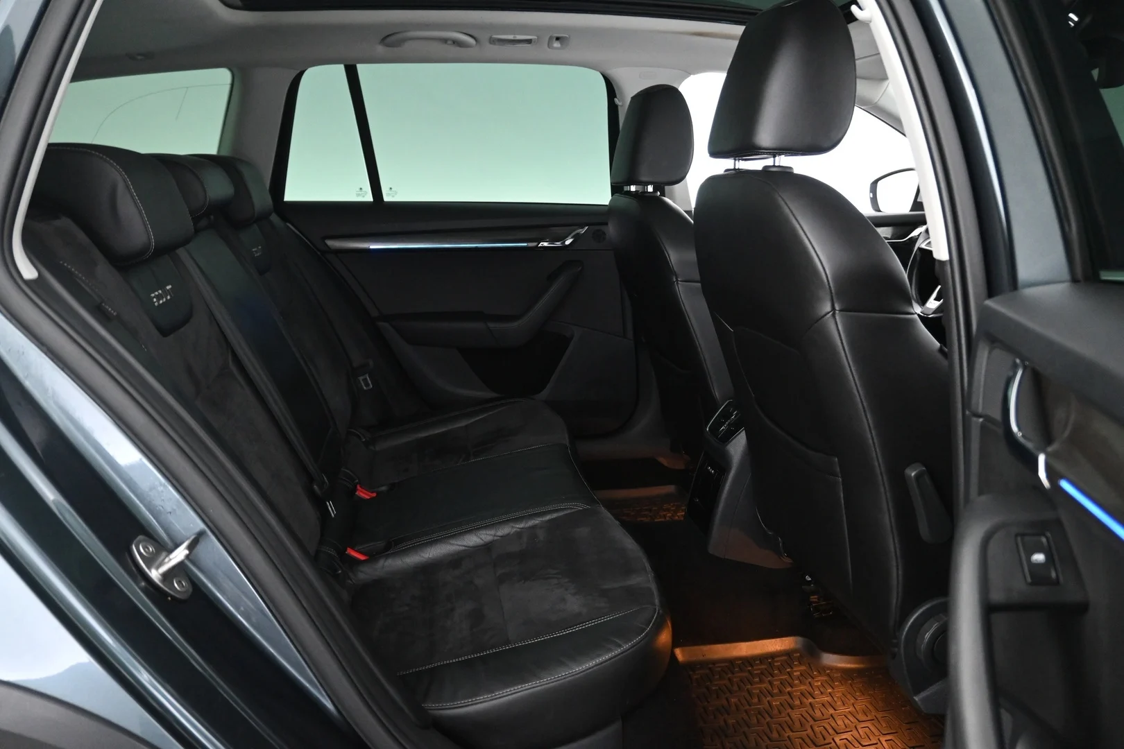 Car Image - 552fj31BgkCTAnbAlvfQiH