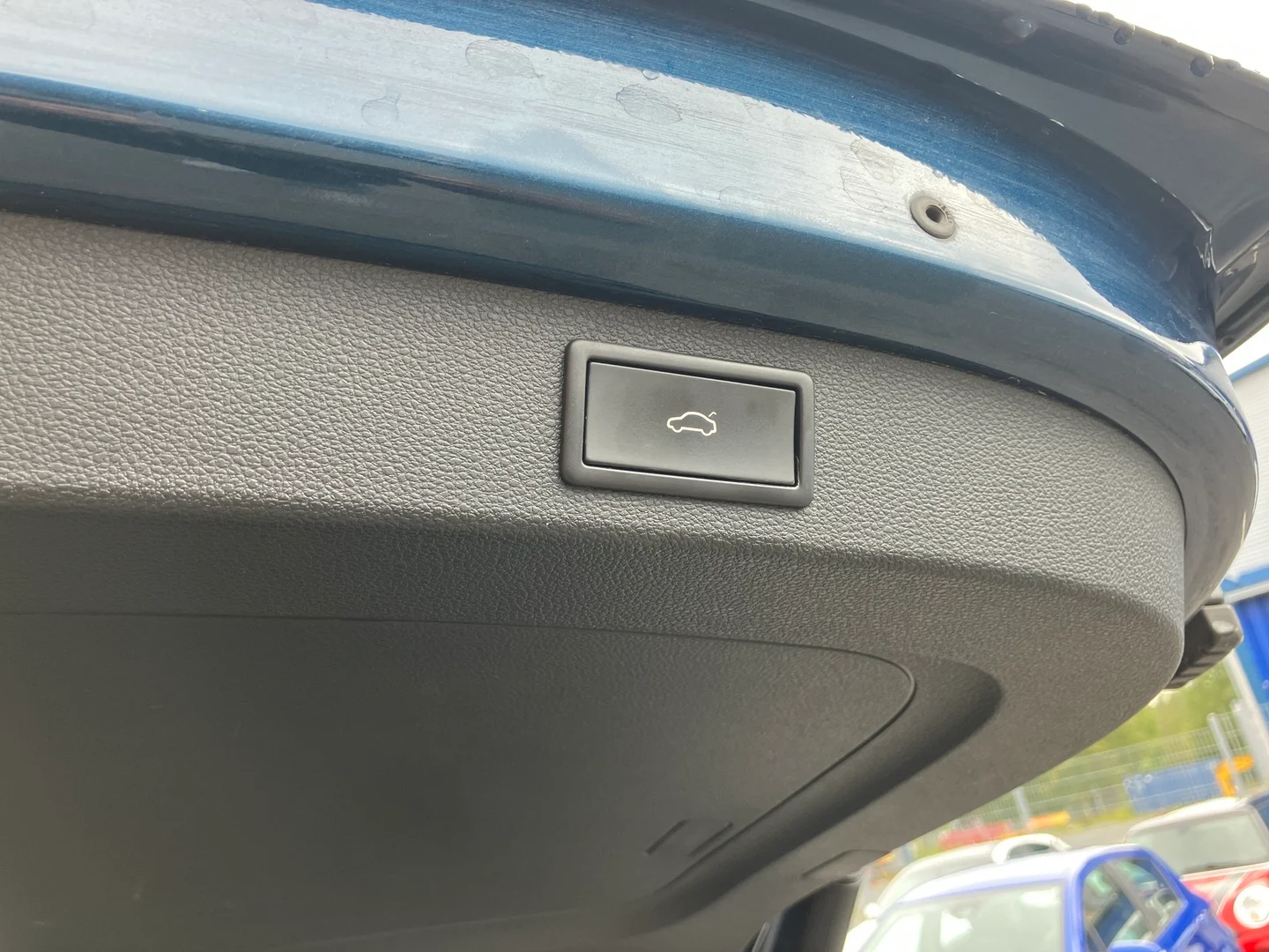Car Image - FZcZmBvXsrdqV9vLdm3NM