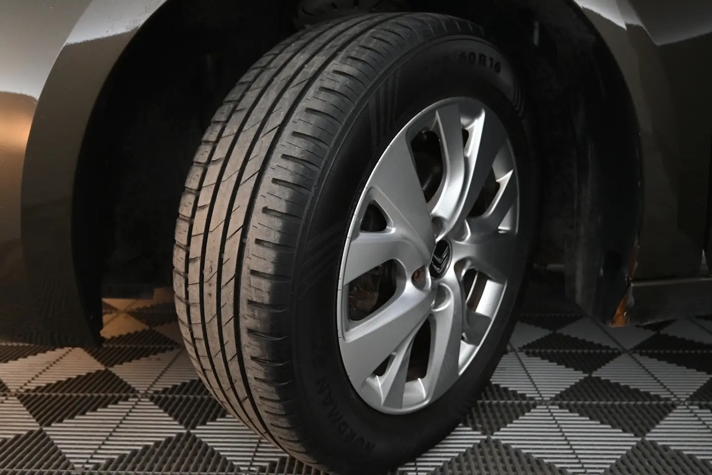 Car Image - 3AadOA5iGREurZoXprio68
