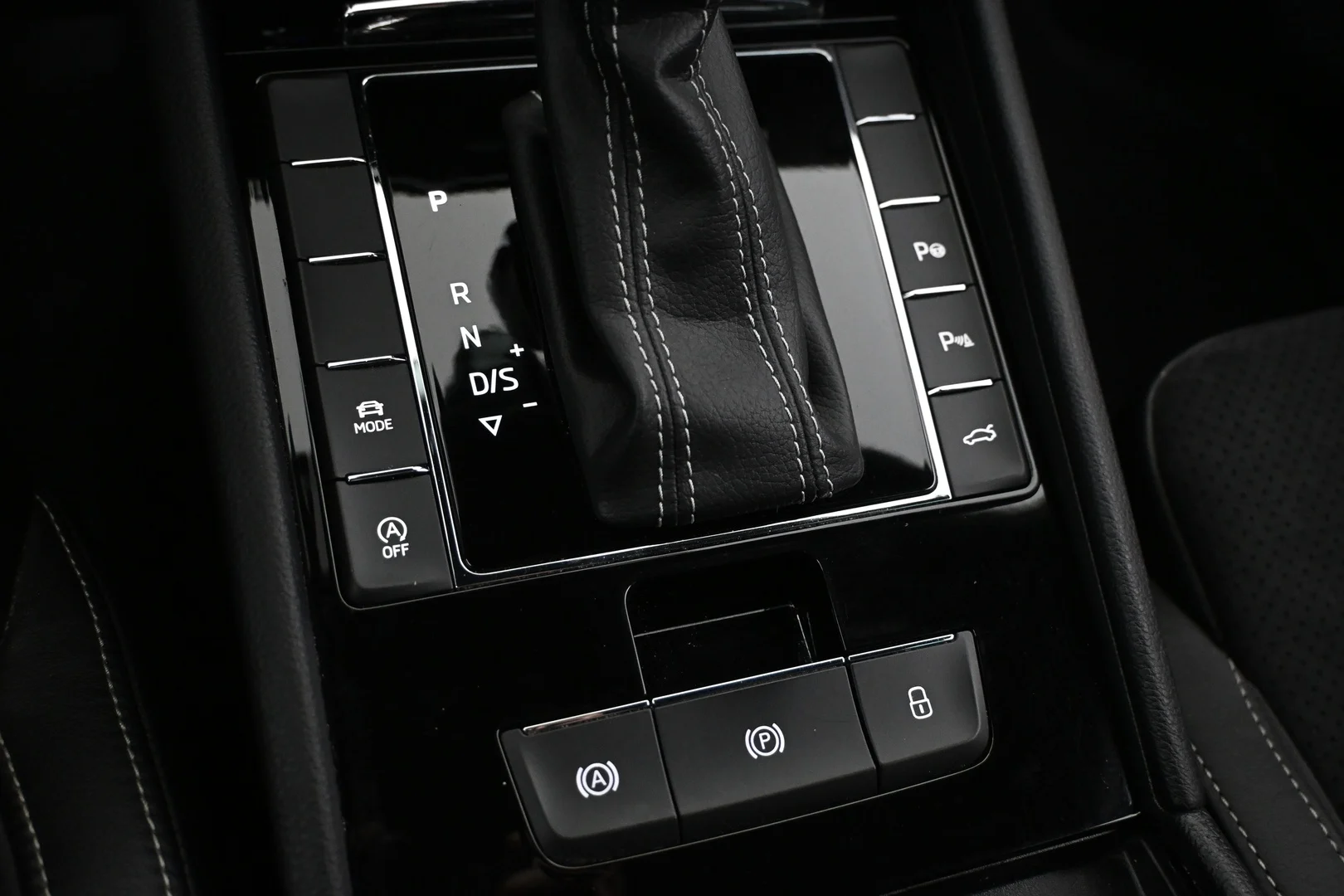 Car Image - 6T0Kne3bW5MpnZYidioFw4