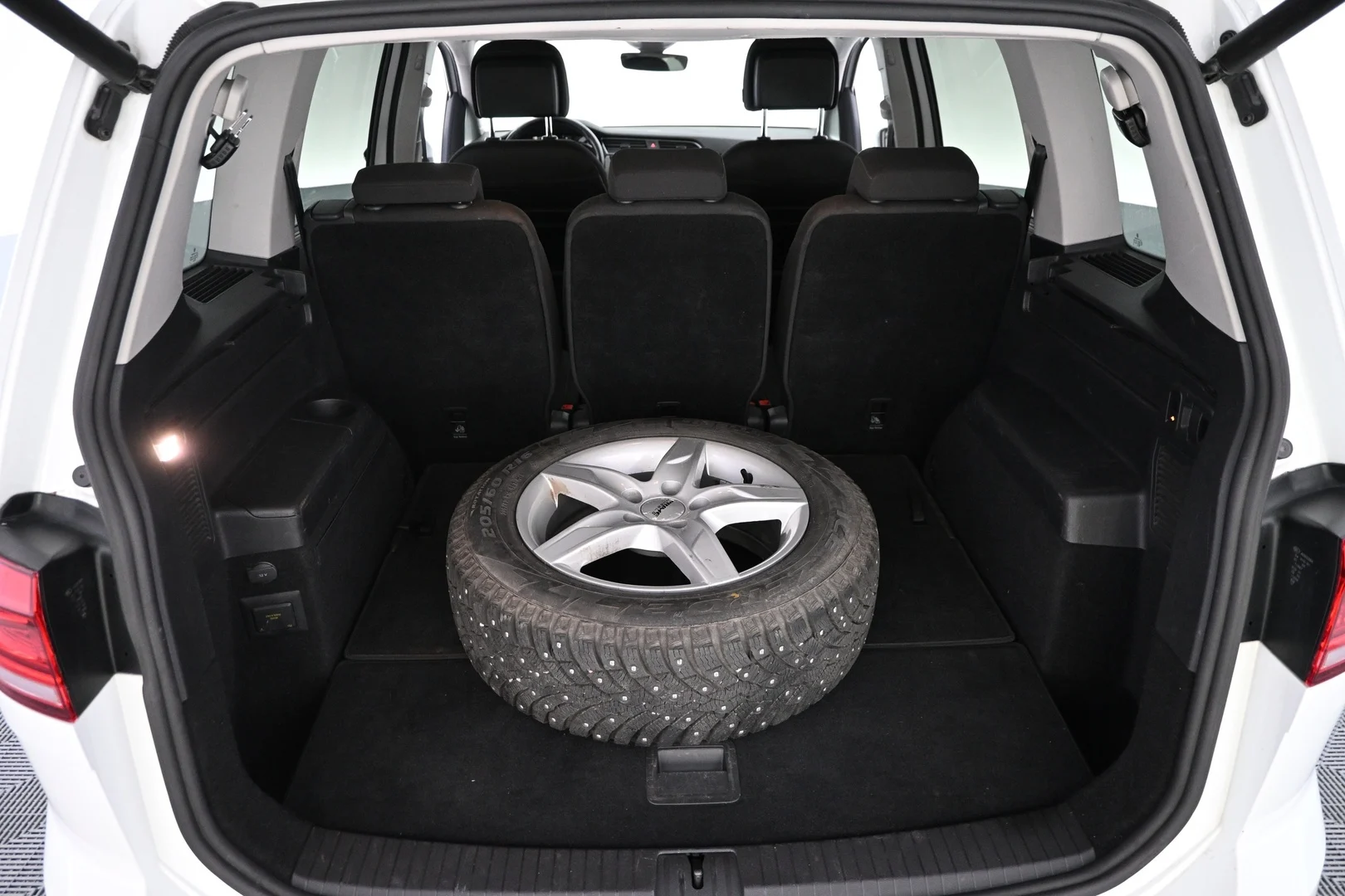 Car Image - Q2BXNQbIqW5plPjr7lXbn