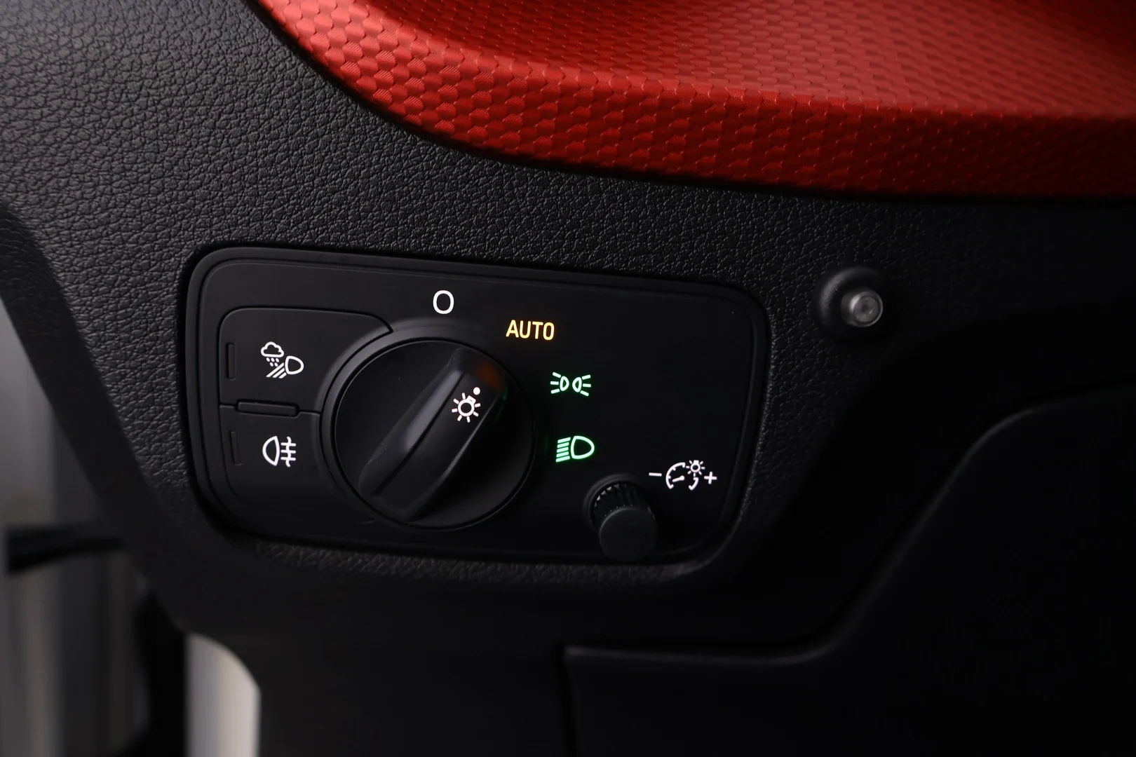 Car Image - UUAVC1WPwR9KHyCfC6ymS
