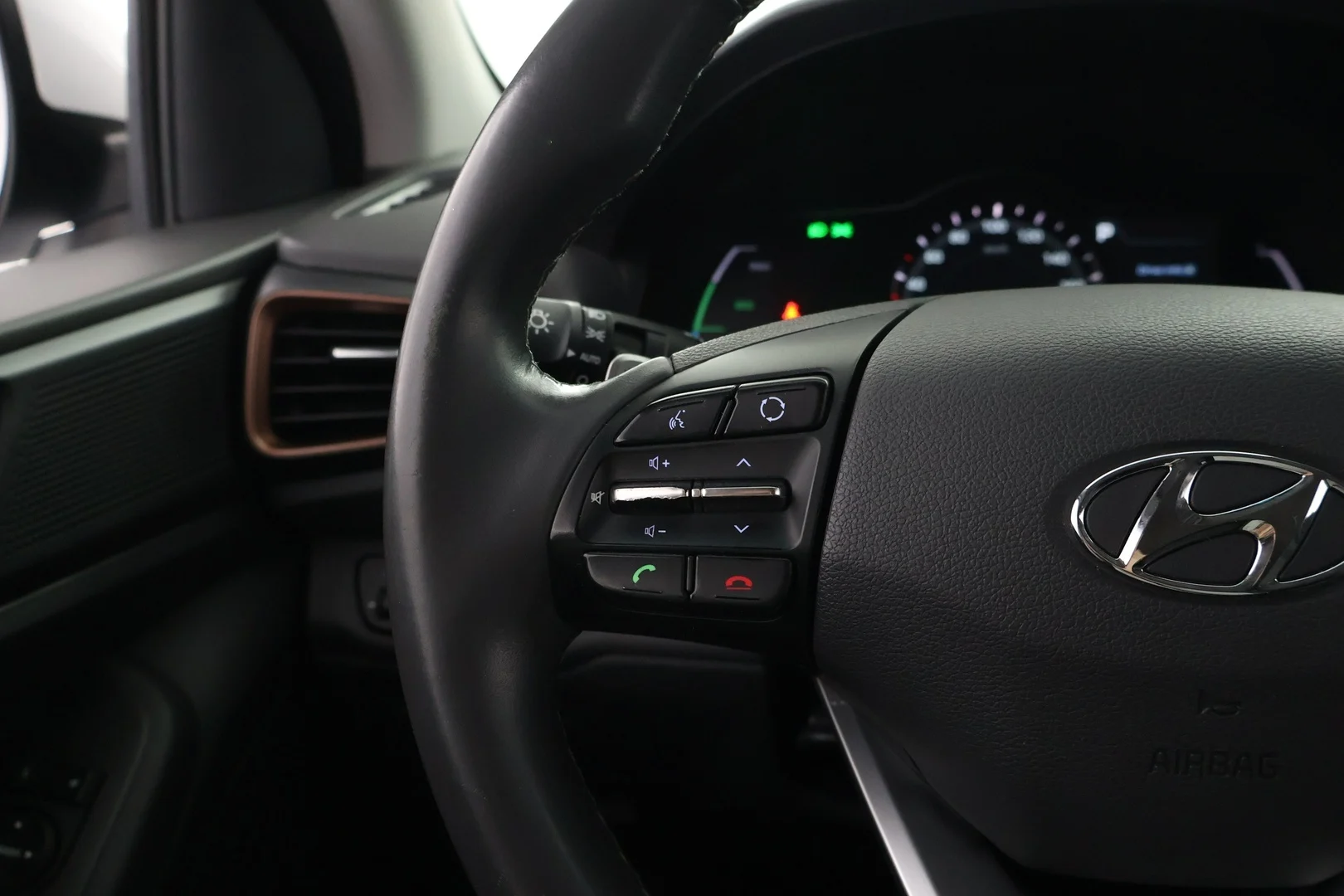 Car Image - eacp2xgaY5VYMUVGg7vHZ