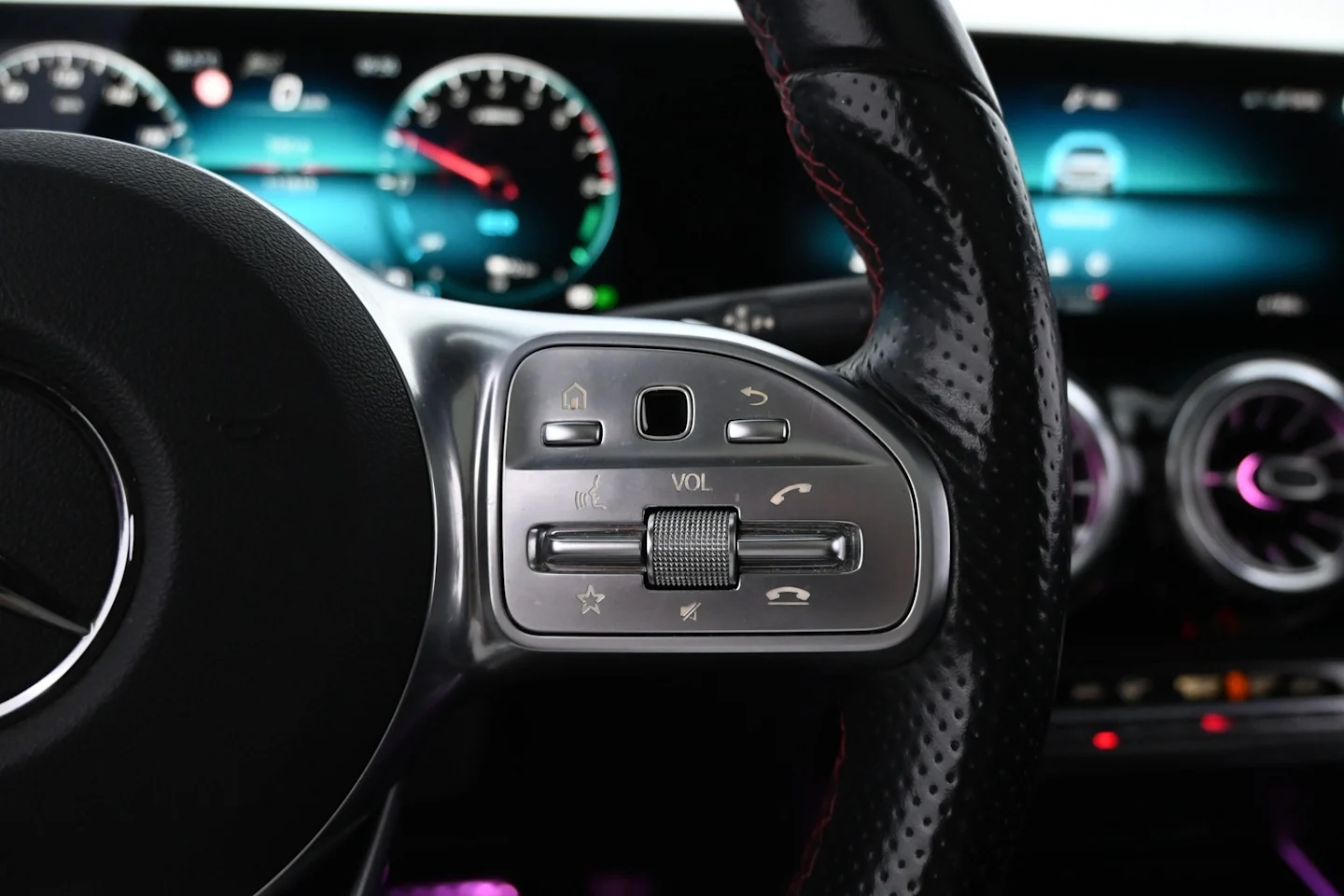 Car Image - 1UJPwY4p9HL2BvR3OZMHiZ