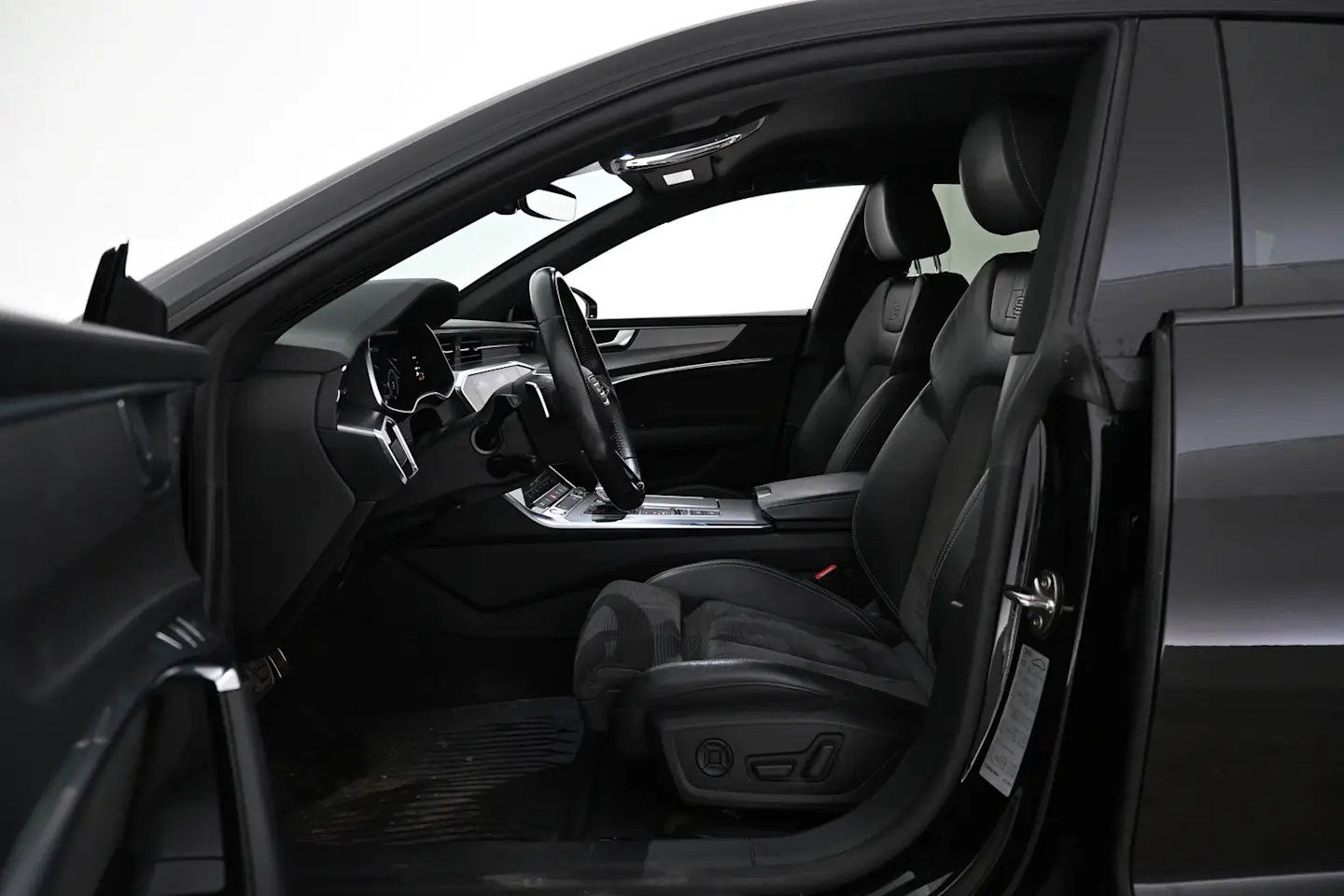 Car Image - DQGC945X4wOgbmkW1apdb