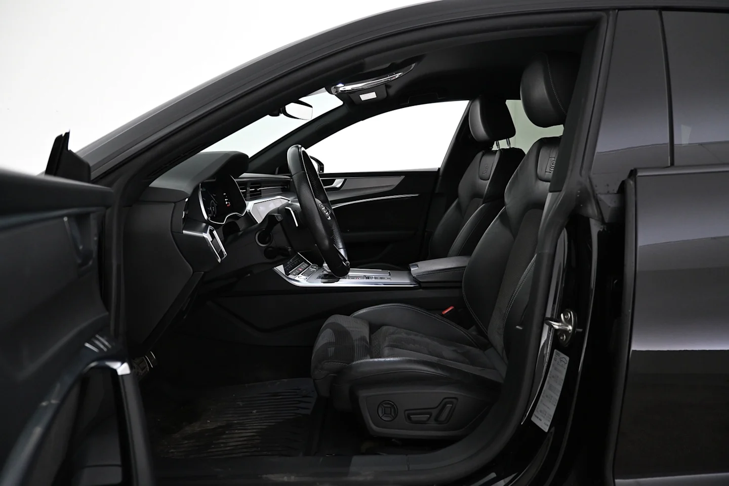 Car Image - DQGC945X4wOgbmkW1apdb