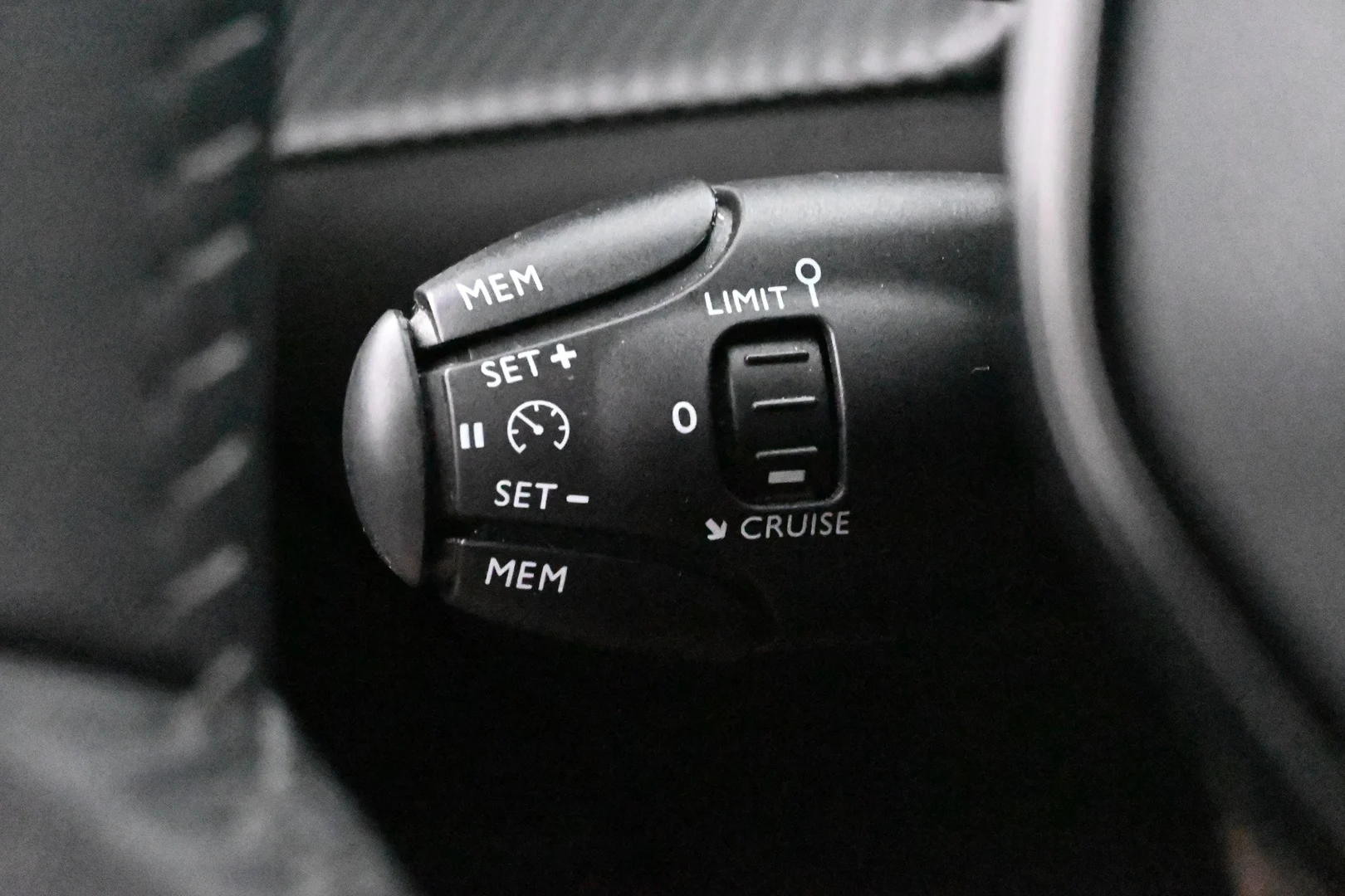 Car Image - 7qIINLdzRwwa7RBJci1Rfv