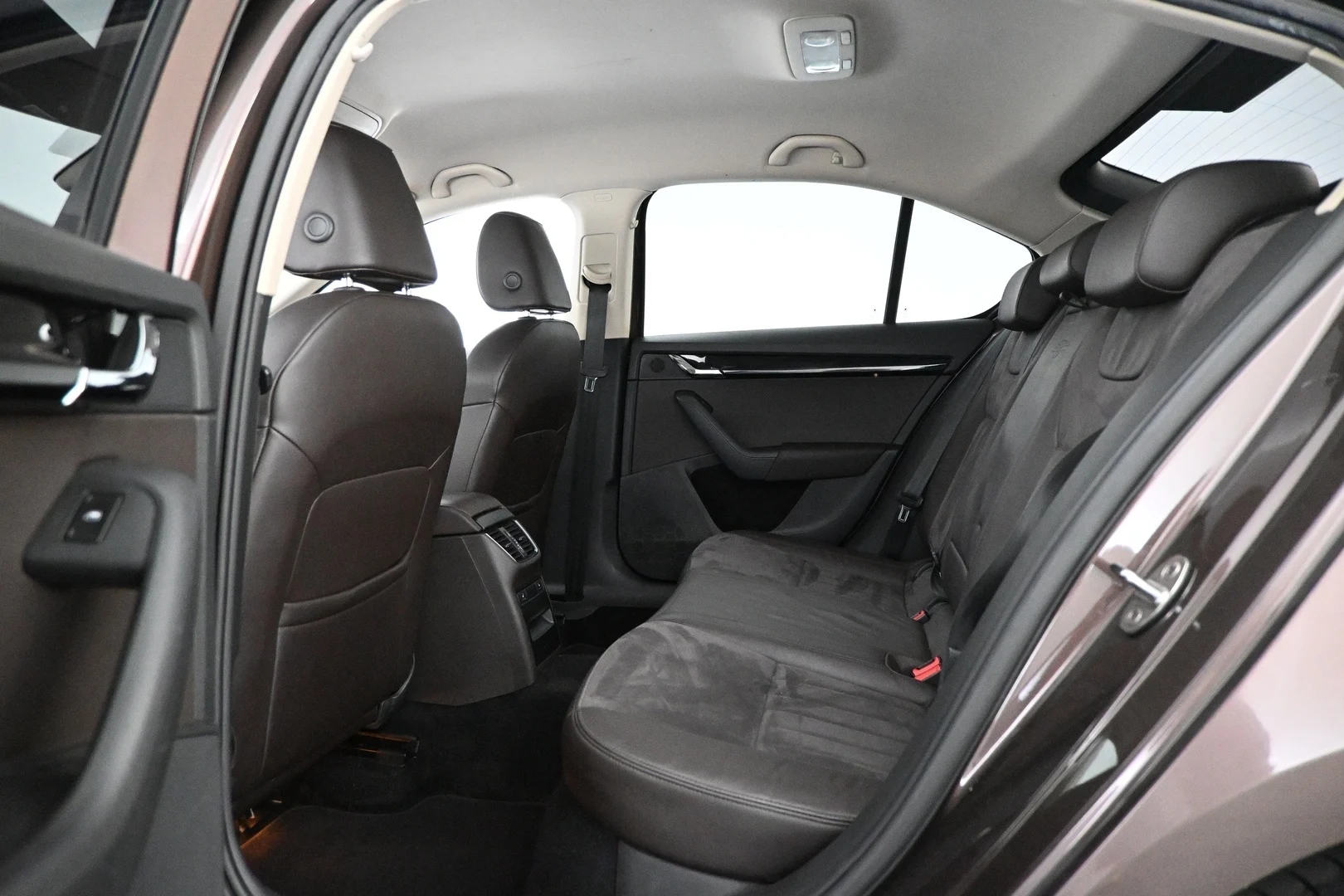 Car Image - 35xFRN5wE2tRrpM05gO0T9