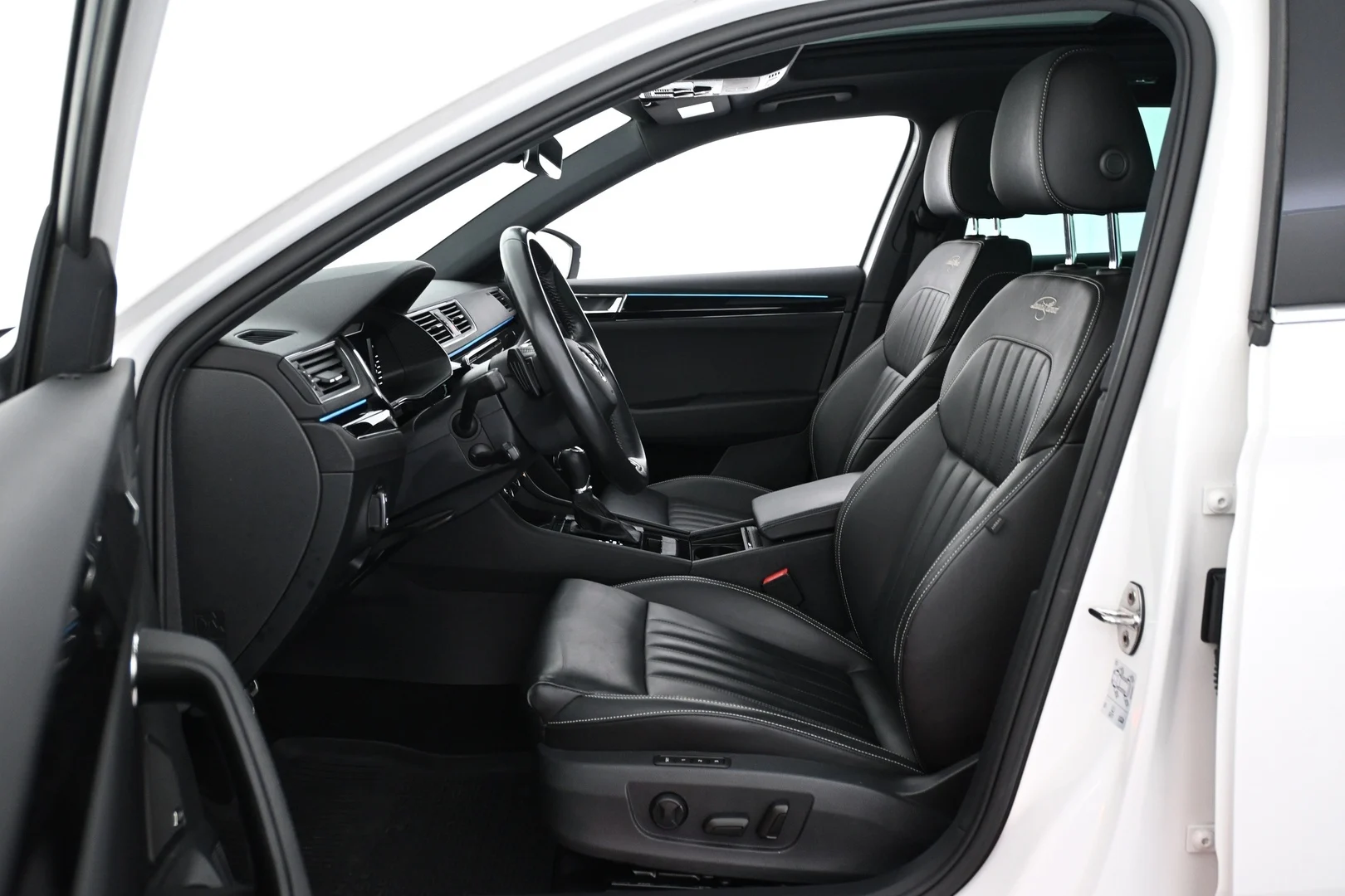 Car Image - 5LAq4zWv7WTL15VcYUyvtL