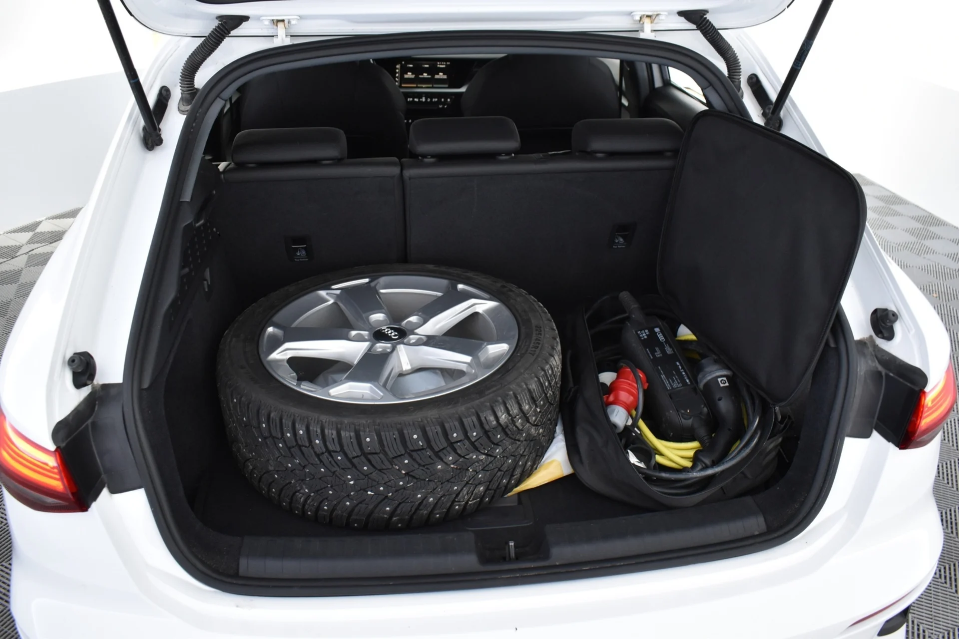 Car Image - 2f2zOgoGuGCfpjHdgXlS4b