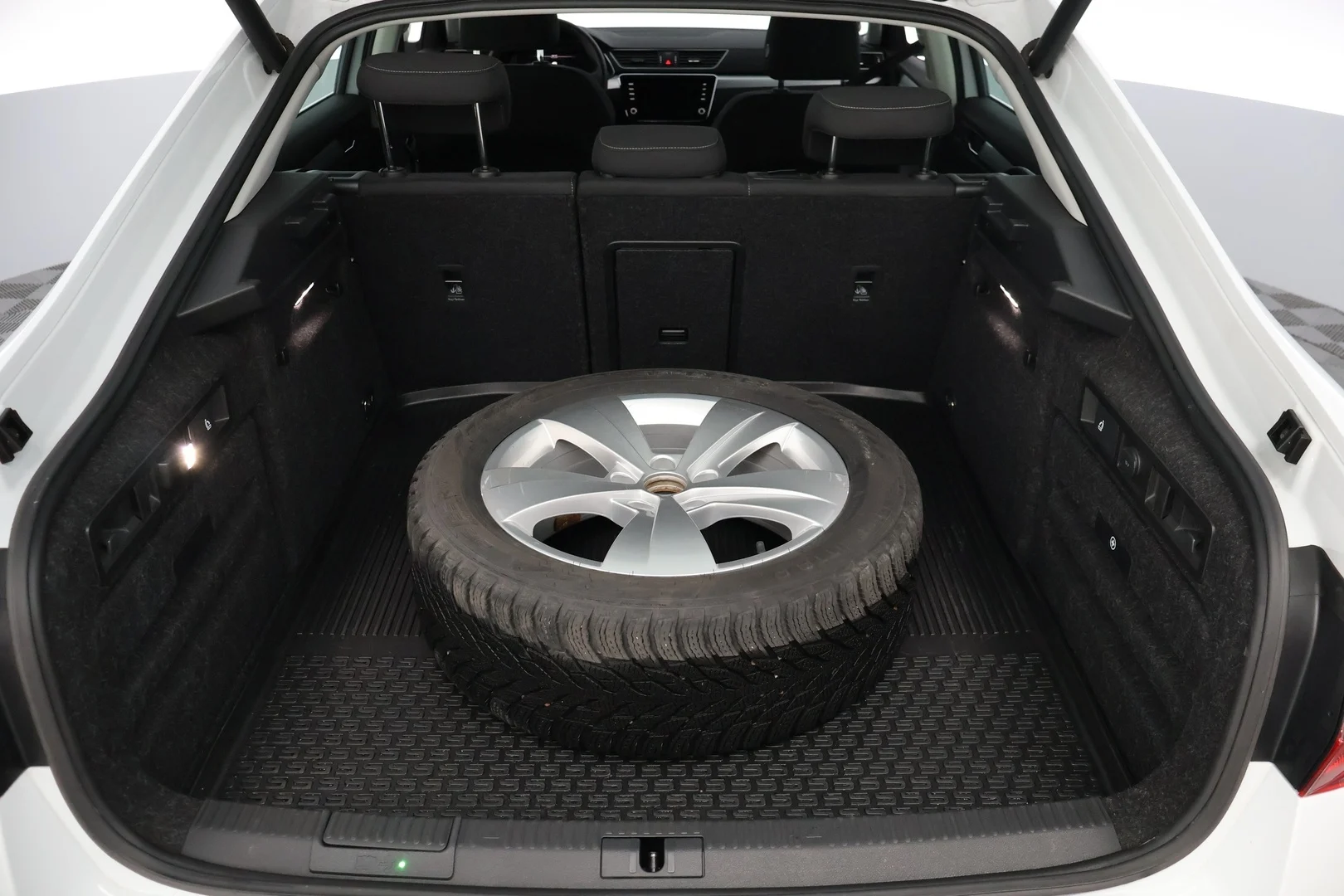 Car Image - 2It9zYIbAXGN6xDKnRlxF0