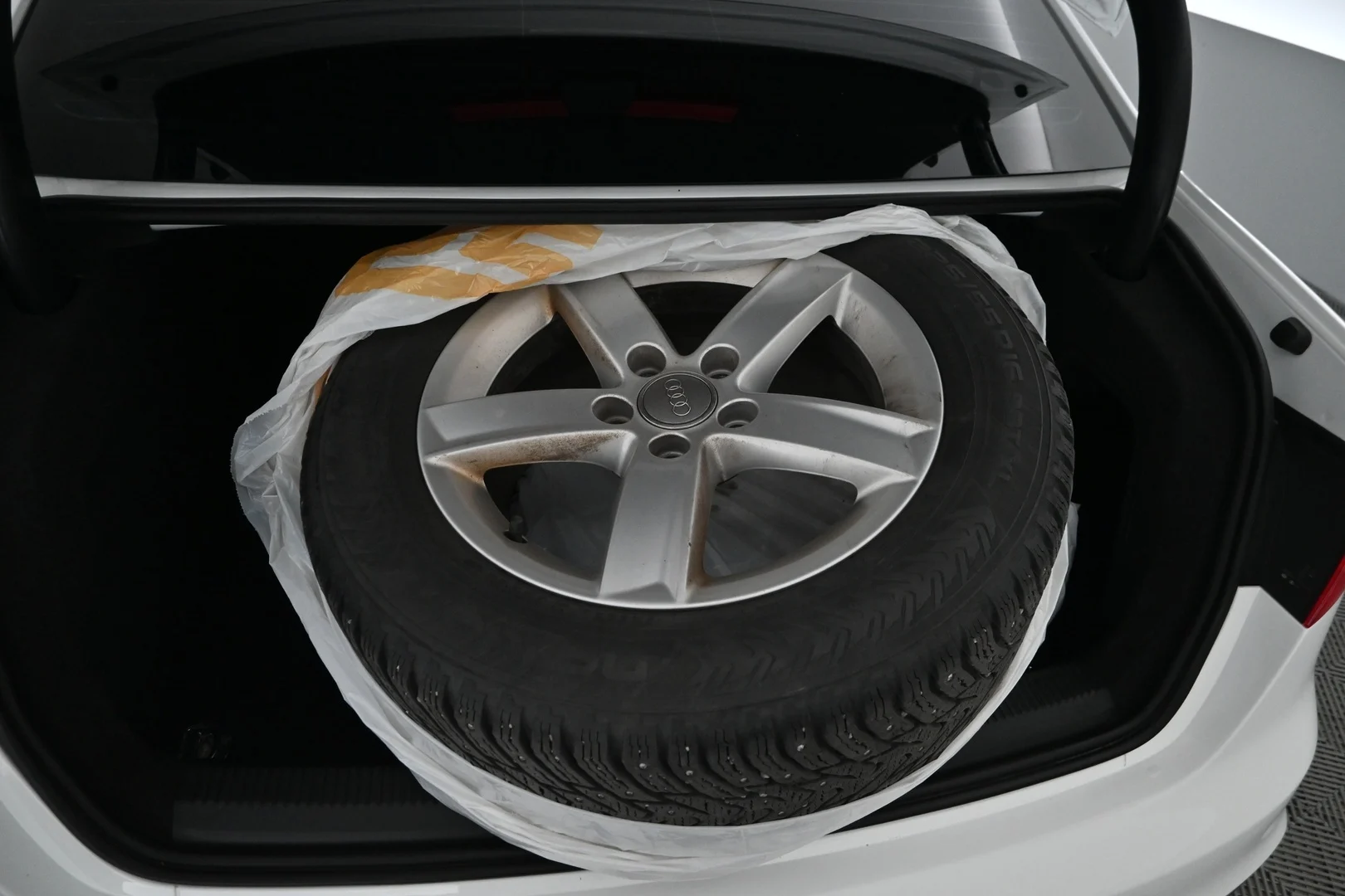 Car Image - 2Mq2t5eMUVchLxQ04ONmv3