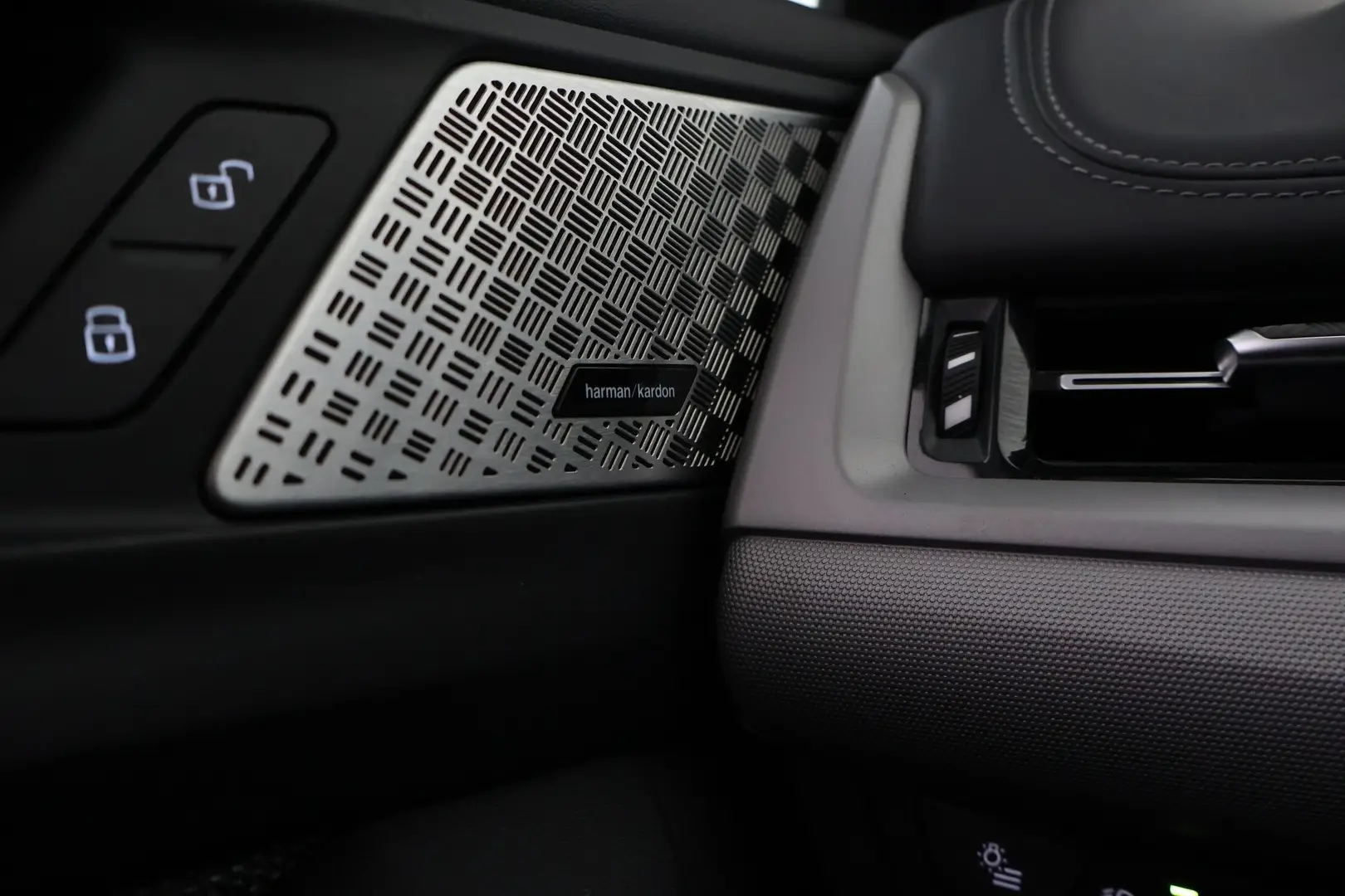 Car Image - 2fXXy8CoftBiiFz4oMpZXP