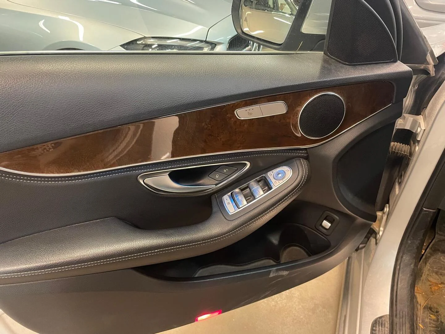 Car Image - 7mm4WJpBARWL4h2jgN07Fd