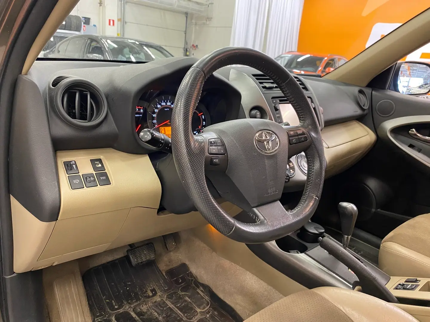 Car Image - 4E22129KA1hz0UTYBUvDDm
