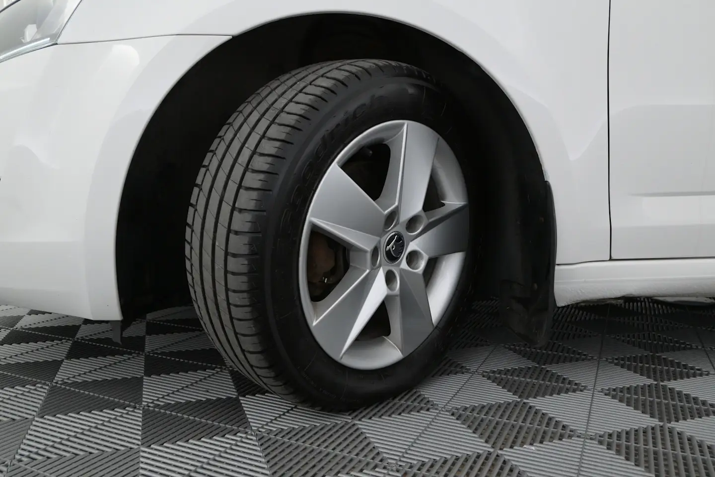 Car Image - 2BawsJ65SxunKi7u7GFmM9
